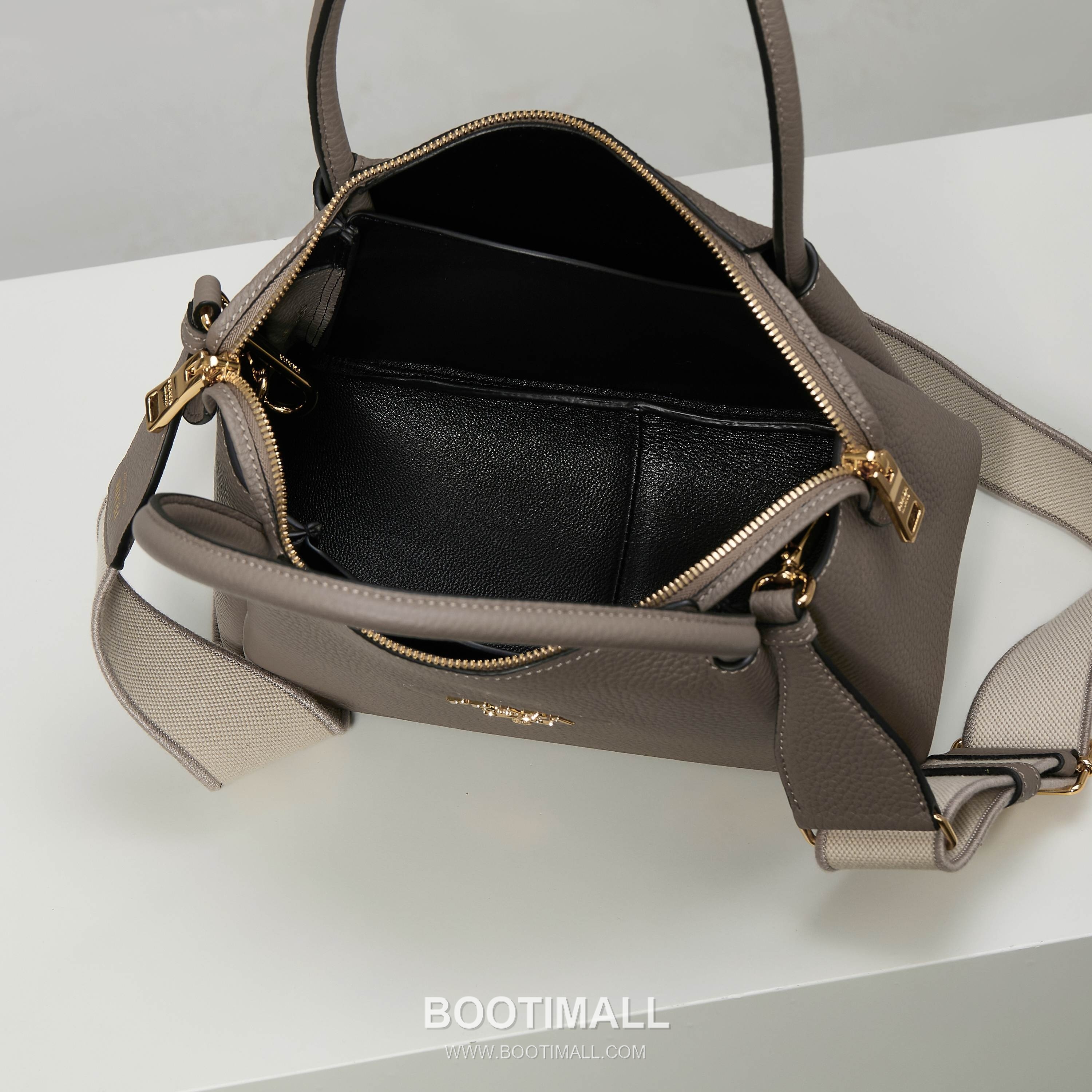 Prada Textured Leather Shoulder Bag with Dual Strap Zip Closure and Metal Logo Detail 프라다 텍스처드 레더 숄더백 듀얼 스트랩 지퍼 클로저 메탈 로고 디테일 1BC145 23cm 9