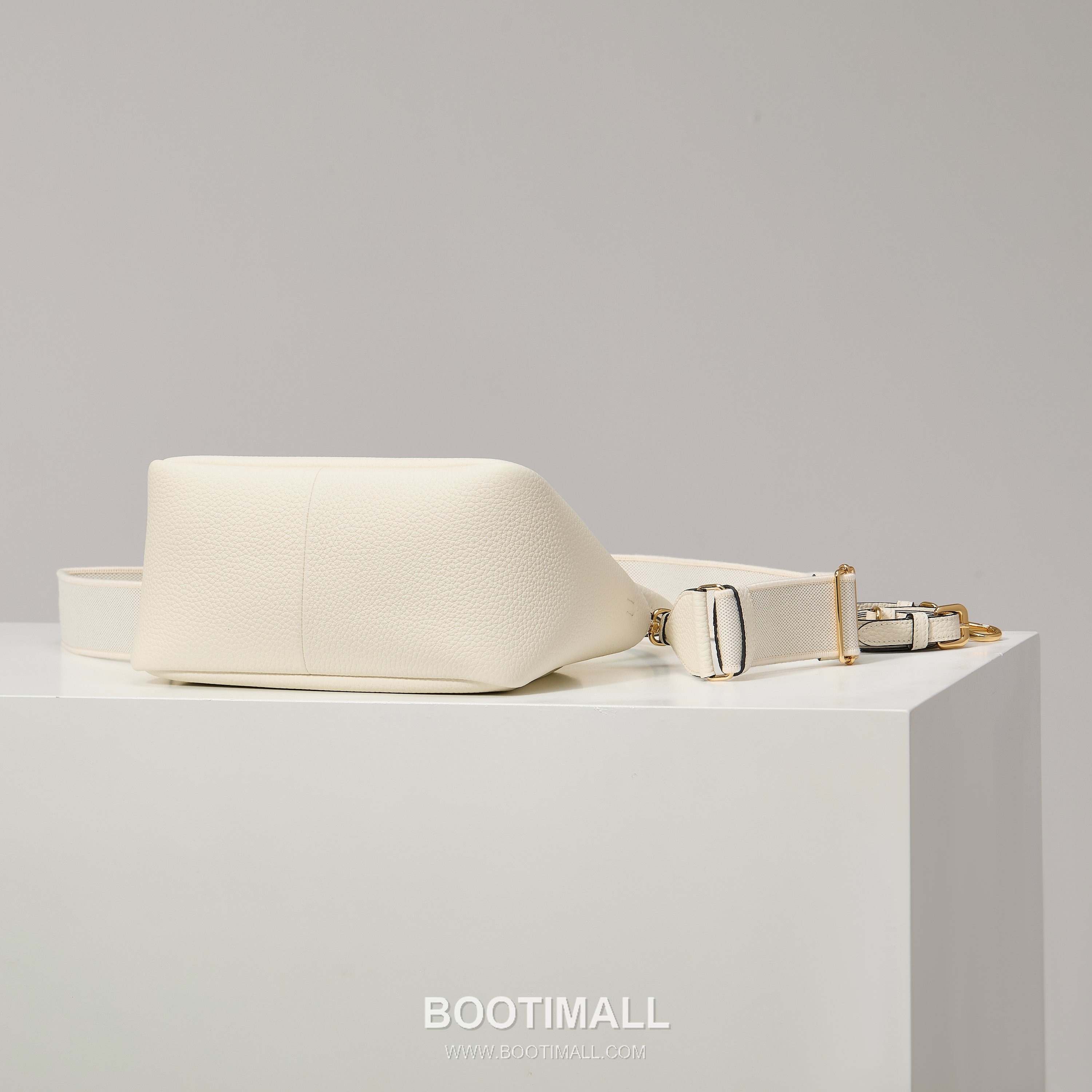 Prada Textured Leather Shoulder Bag with Dual Strap Zip Closure and Metal Logo Detail 프라다 텍스처드 레더 숄더백 듀얼 스트랩 지퍼 클로저 메탈 로고 디테일 1BC145 23cm 4