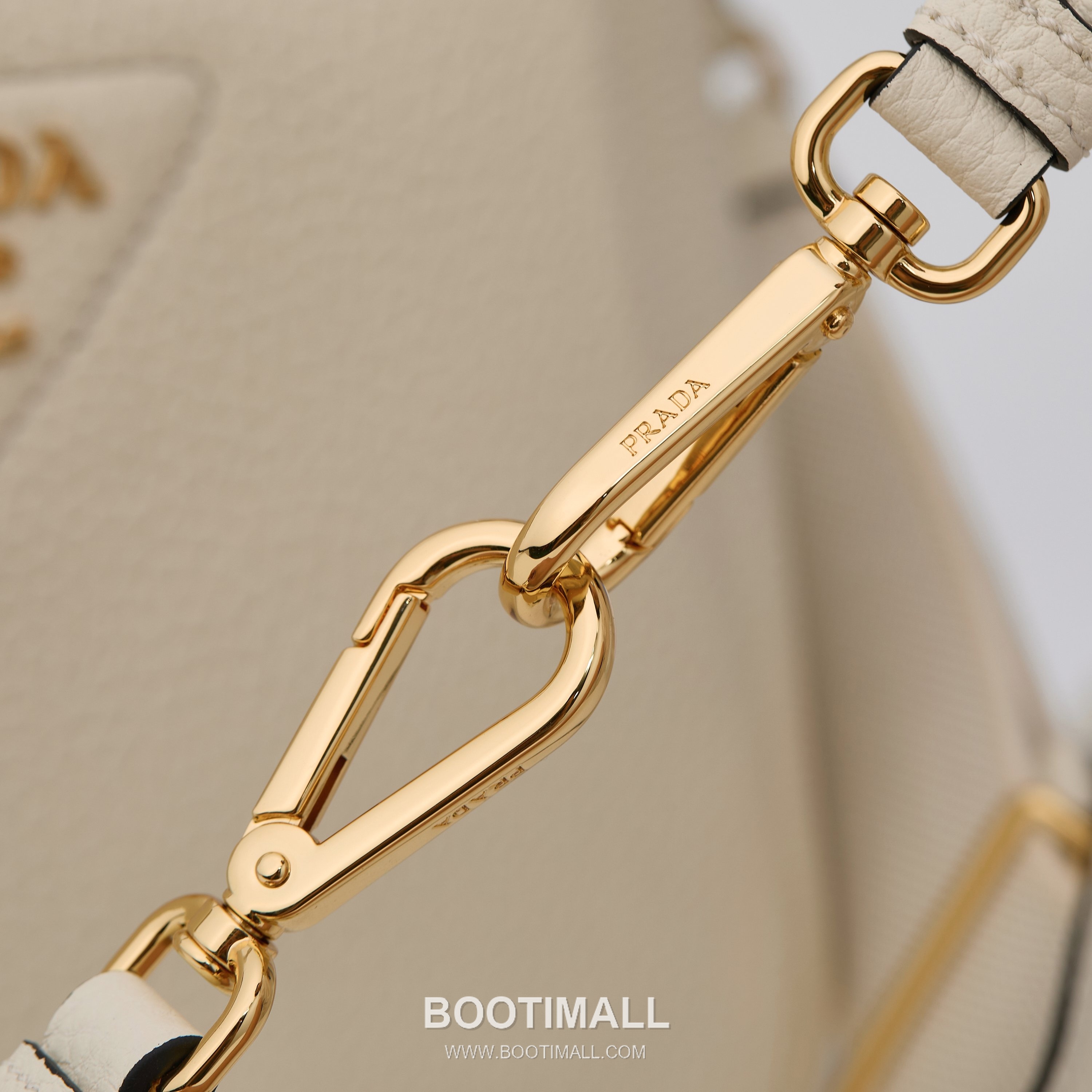 Prada Textured Leather Shoulder Bag with Dual Strap Zip Closure and Metal Logo Detail 프라다 텍스처드 레더 숄더백 듀얼 스트랩 지퍼 클로저 메탈 로고 디테일 1BC145 23cm 6