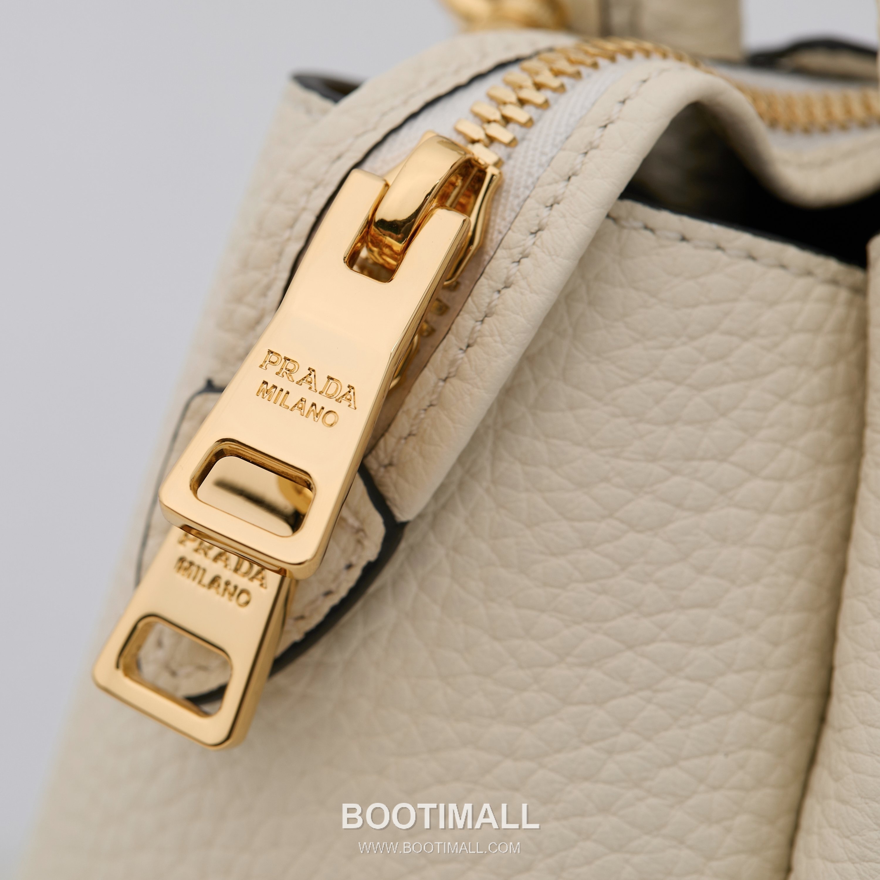 Prada Textured Leather Shoulder Bag with Dual Strap Zip Closure and Metal Logo Detail 프라다 텍스처드 레더 숄더백 듀얼 스트랩 지퍼 클로저 메탈 로고 디테일 1BC145 23cm 7