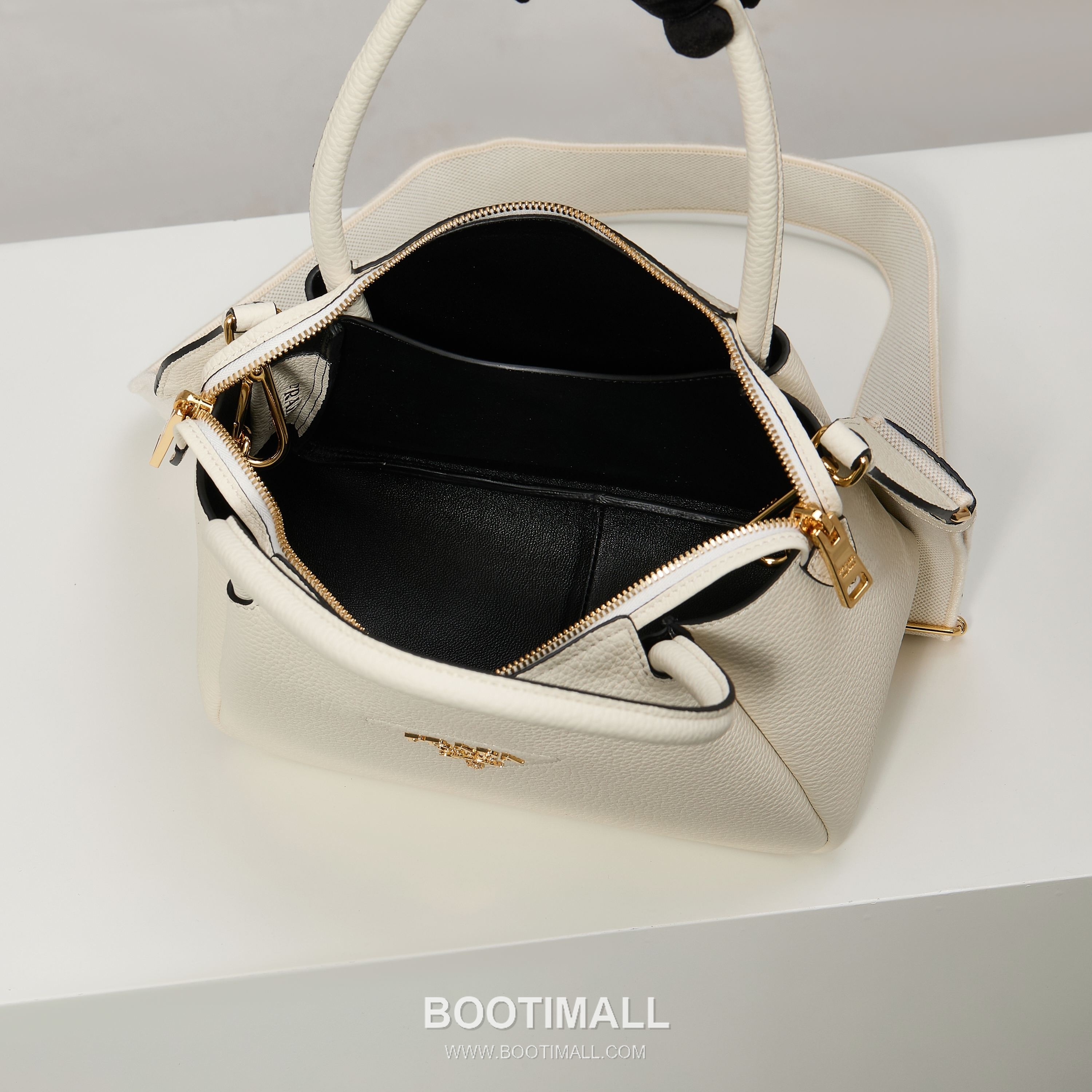 Prada Textured Leather Shoulder Bag with Dual Strap Zip Closure and Metal Logo Detail 프라다 텍스처드 레더 숄더백 듀얼 스트랩 지퍼 클로저 메탈 로고 디테일 1BC145 23cm 9