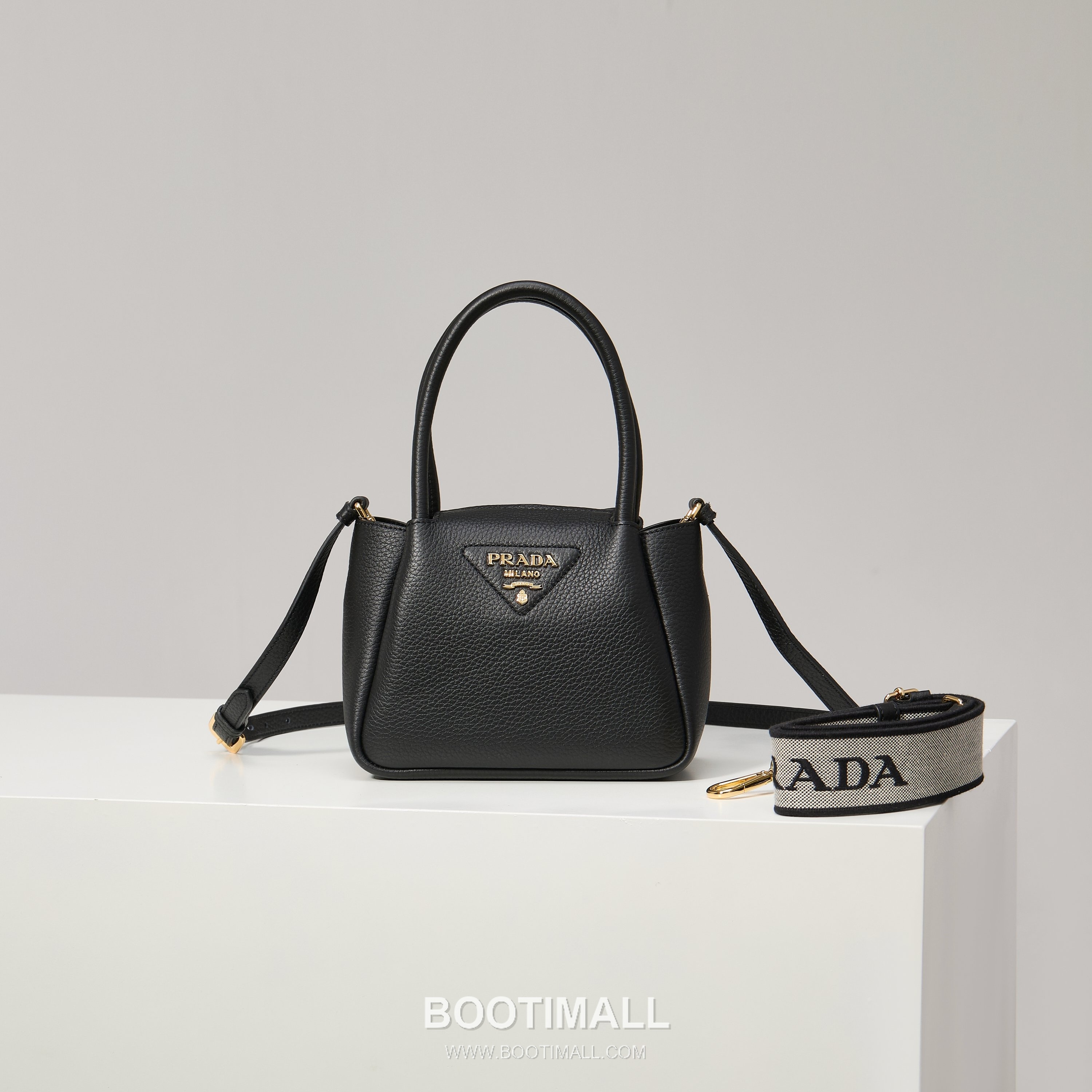 Prada Textured Leather Mini Top Handle Bag with Dual Strap Zip Closure and Logo Detail 프라다 텍스처드 레더 미니 탑핸들 숄더백 듀얼 스트랩 지퍼 클로저 로고 디테일 1BA362 18cm 1