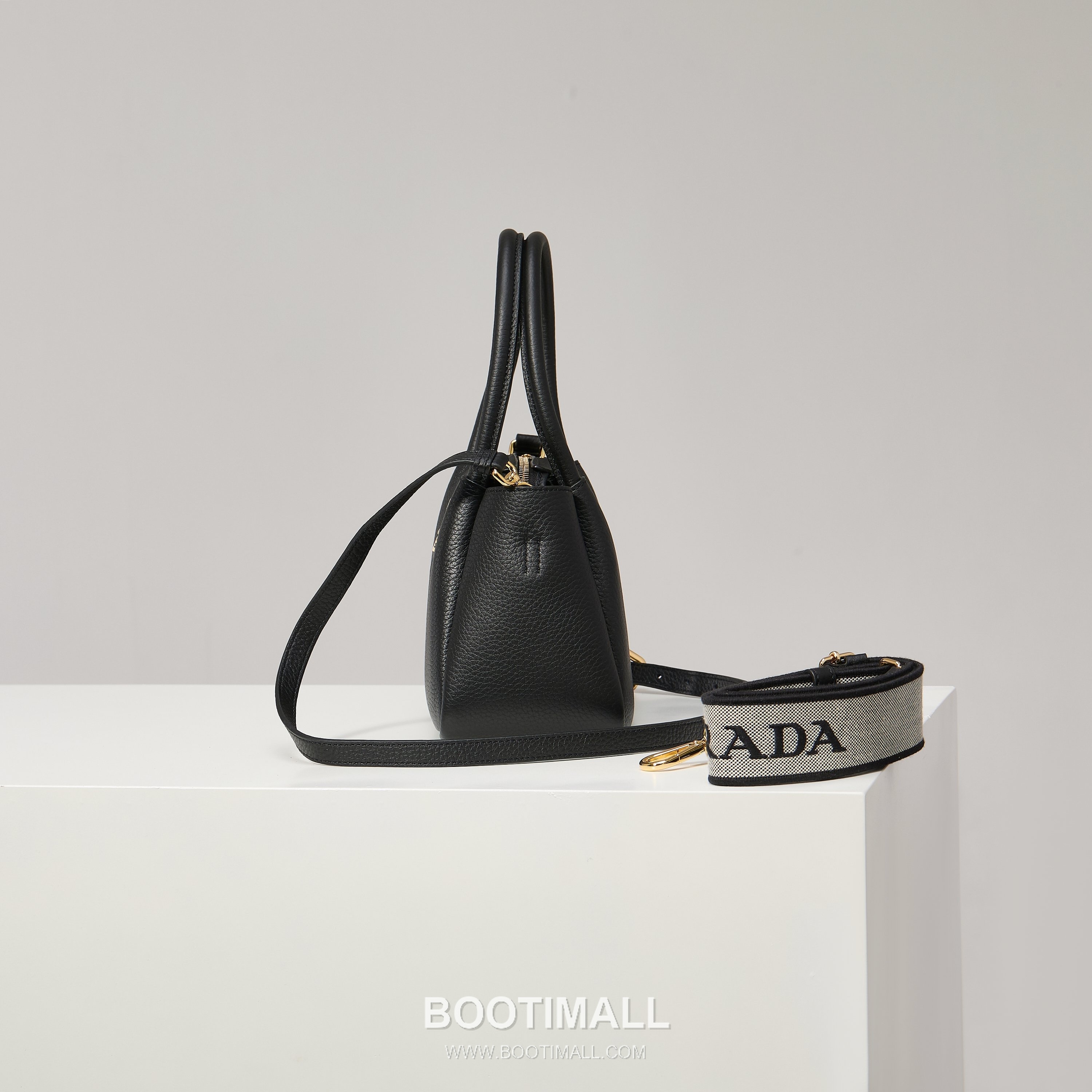 Prada Textured Leather Mini Top Handle Bag with Dual Strap Zip Closure and Logo Detail 프라다 텍스처드 레더 미니 탑핸들 숄더백 듀얼 스트랩 지퍼 클로저 로고 디테일 1BA362 18cm 3