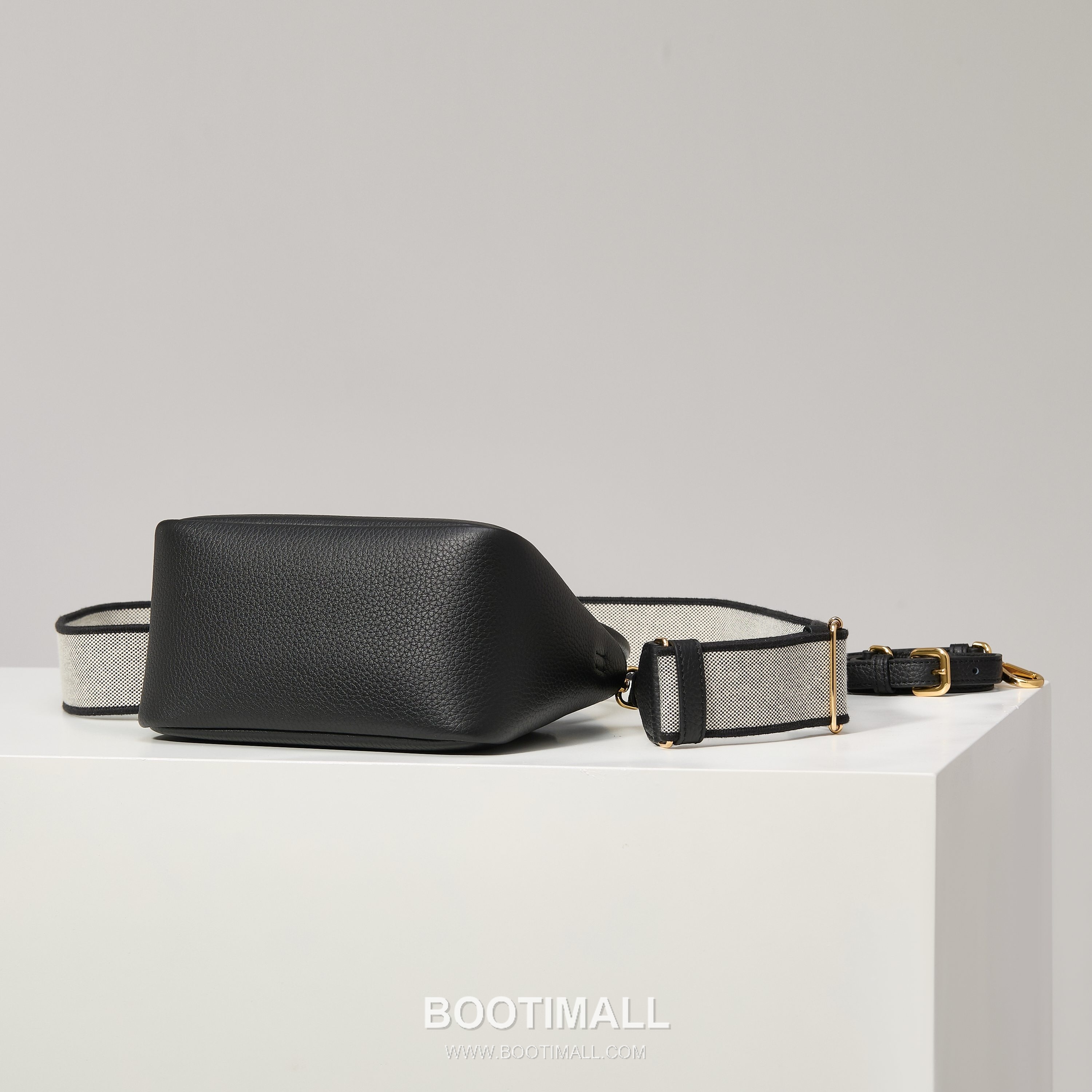 Prada Textured Leather Mini Top Handle Bag with Dual Strap Zip Closure and Logo Detail 프라다 텍스처드 레더 미니 탑핸들 숄더백 듀얼 스트랩 지퍼 클로저 로고 디테일 1BA362 18cm 4