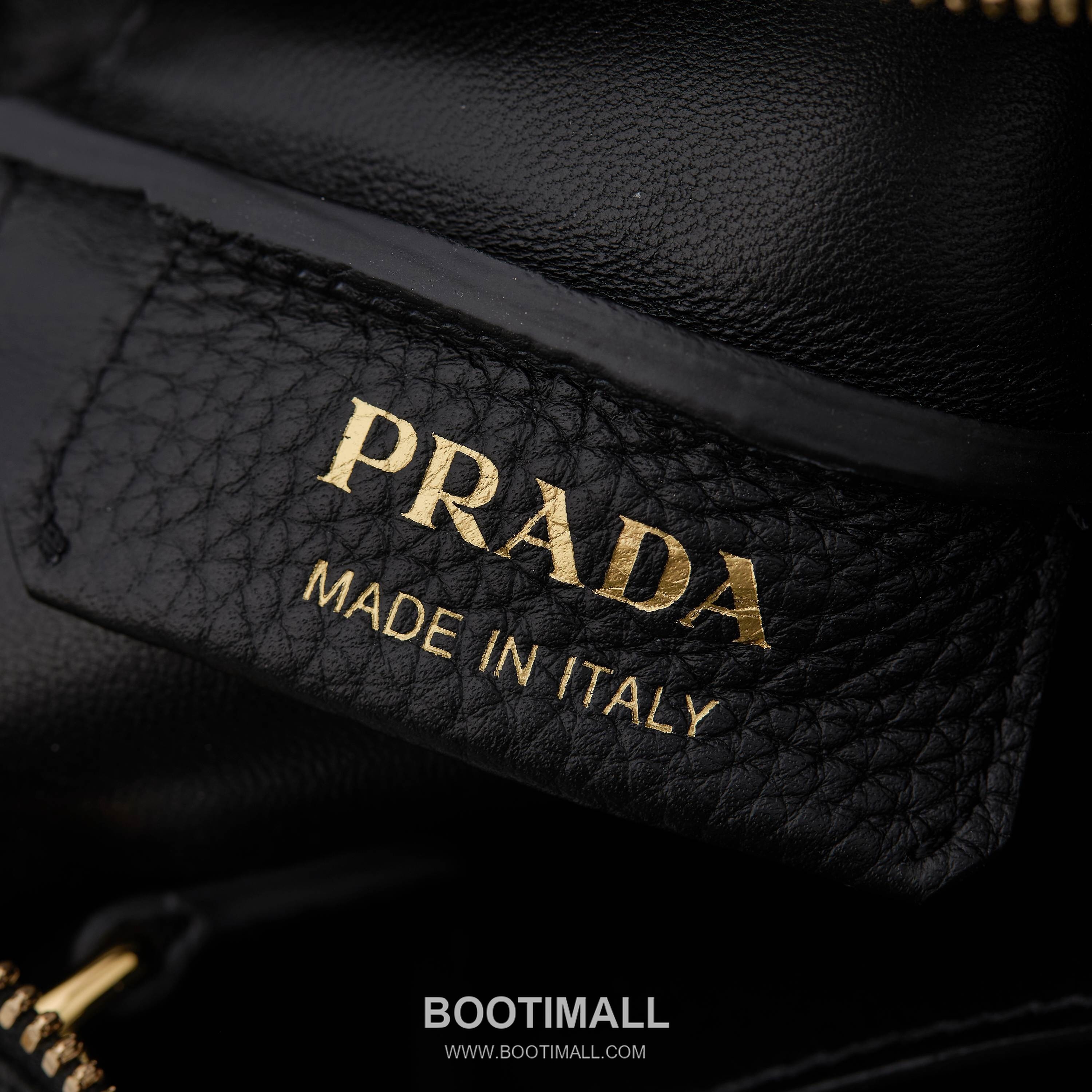 Prada Textured Leather Mini Top Handle Bag with Dual Strap Zip Closure and Logo Detail 프라다 텍스처드 레더 미니 탑핸들 숄더백 듀얼 스트랩 지퍼 클로저 로고 디테일 1BA362 18cm 8