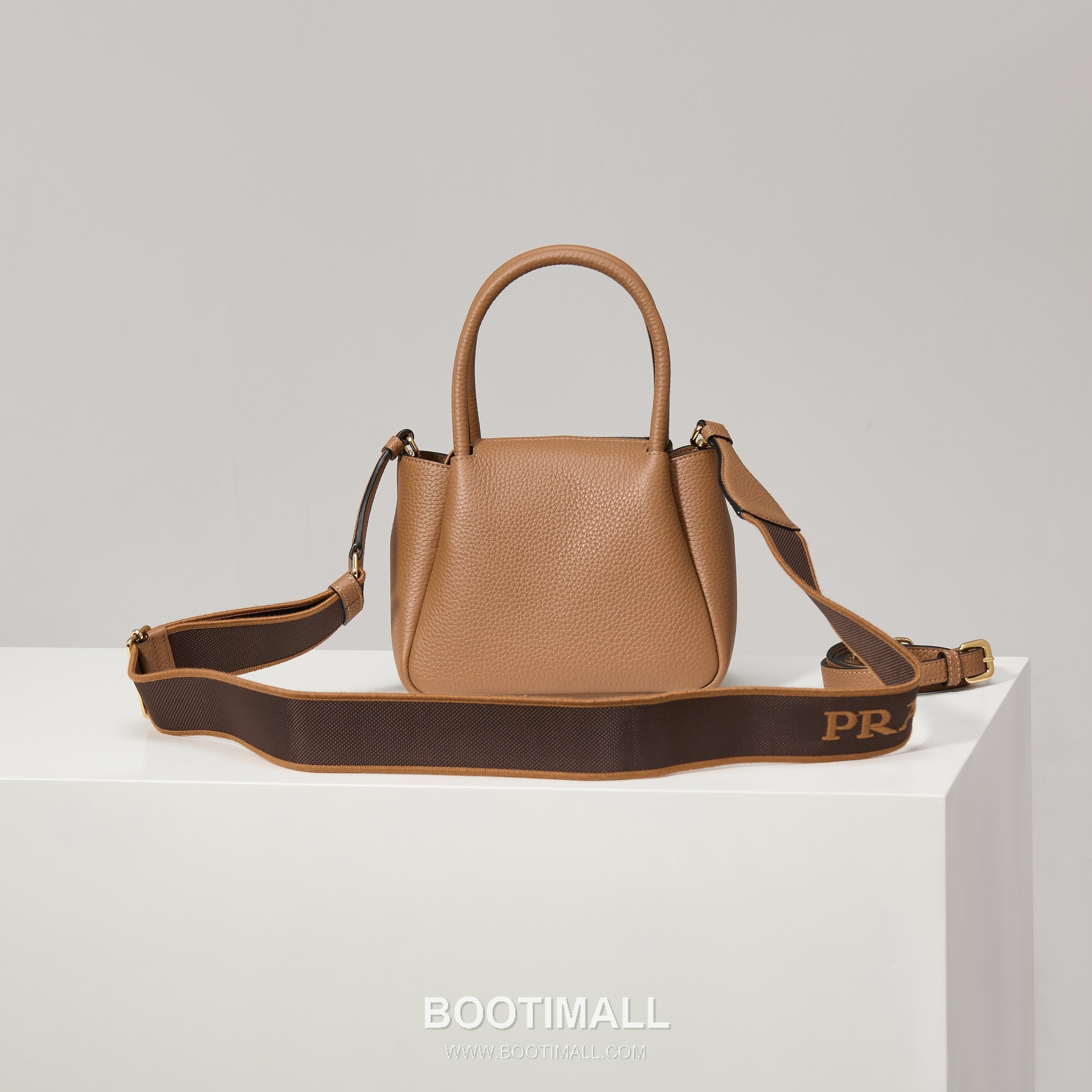 Prada Textured Leather Mini Top Handle Bag with Dual Strap Zip Closure and Logo Detail 프라다 텍스처드 레더 미니 탑핸들 숄더백 듀얼 스트랩 지퍼 클로저 로고 디테일 1BA362 18cm 2