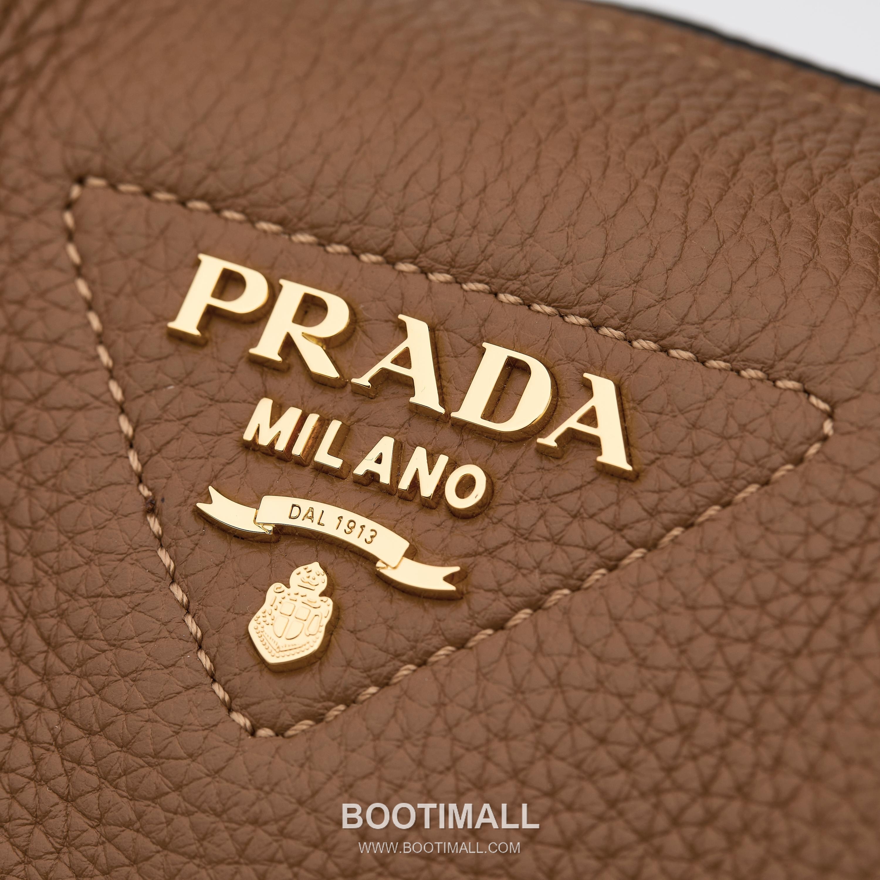 Prada Textured Leather Mini Top Handle Bag with Dual Strap Zip Closure and Logo Detail 프라다 텍스처드 레더 미니 탑핸들 숄더백 듀얼 스트랩 지퍼 클로저 로고 디테일 1BA362 18cm 5