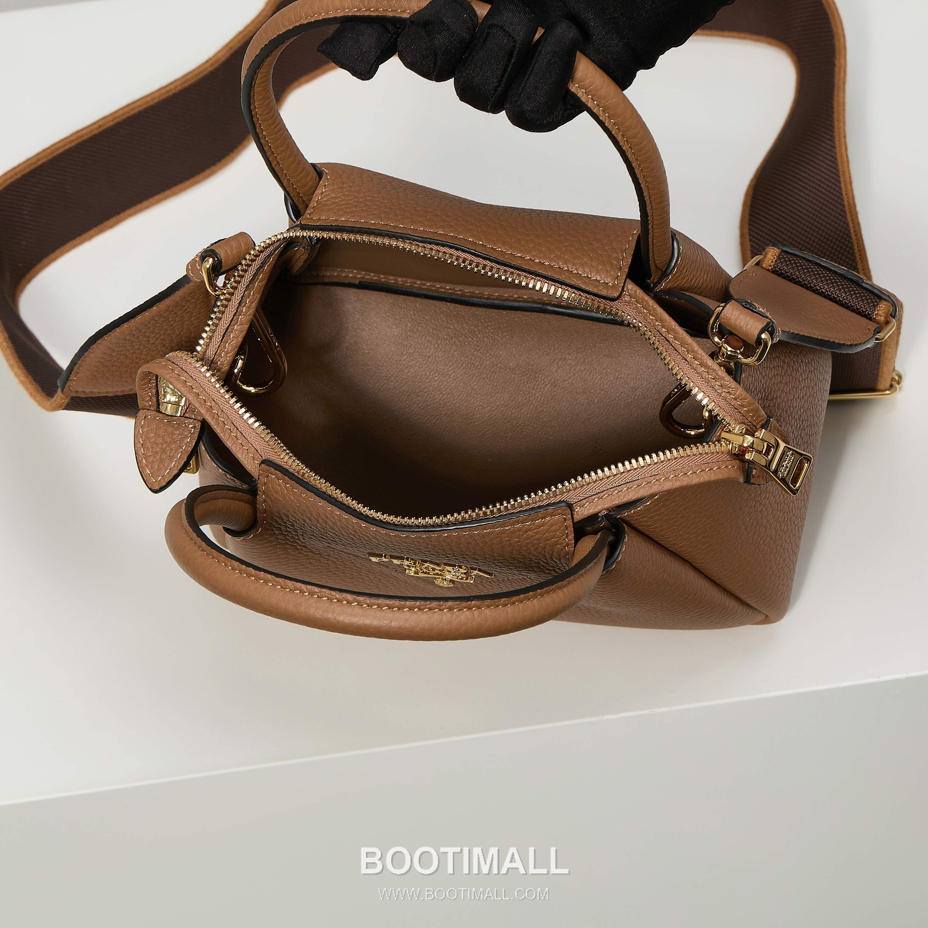 Prada Textured Leather Mini Top Handle Bag with Dual Strap Zip Closure and Logo Detail 프라다 텍스처드 레더 미니 탑핸들 숄더백 듀얼 스트랩 지퍼 클로저 로고 디테일 1BA362 18cm 9