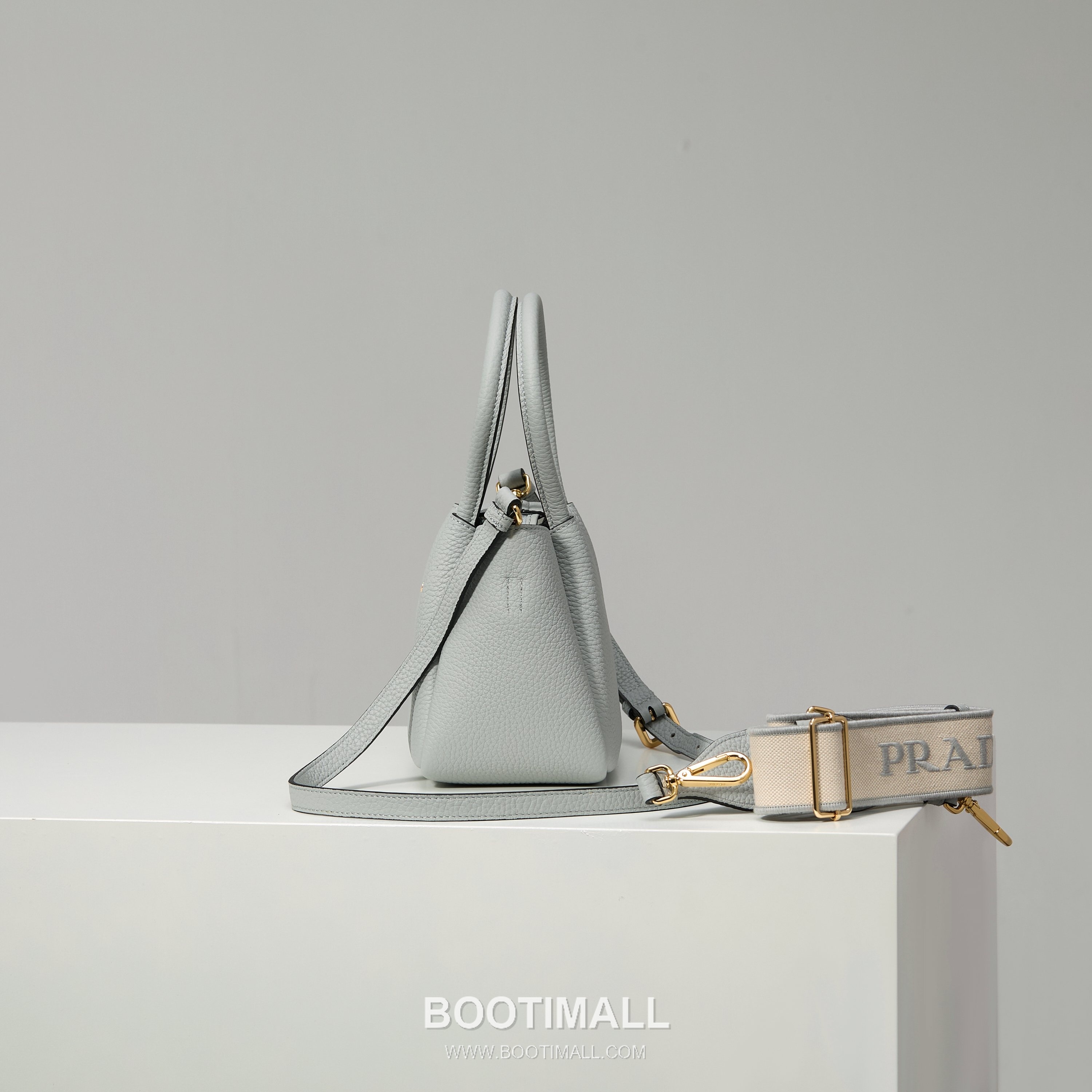 Prada Textured Leather Mini Top Handle Bag with Dual Strap Zip Closure and Logo Detail 프라다 텍스처드 레더 미니 탑핸들 숄더백 듀얼 스트랩 지퍼 클로저 로고 디테일 1BA362 18cm 3