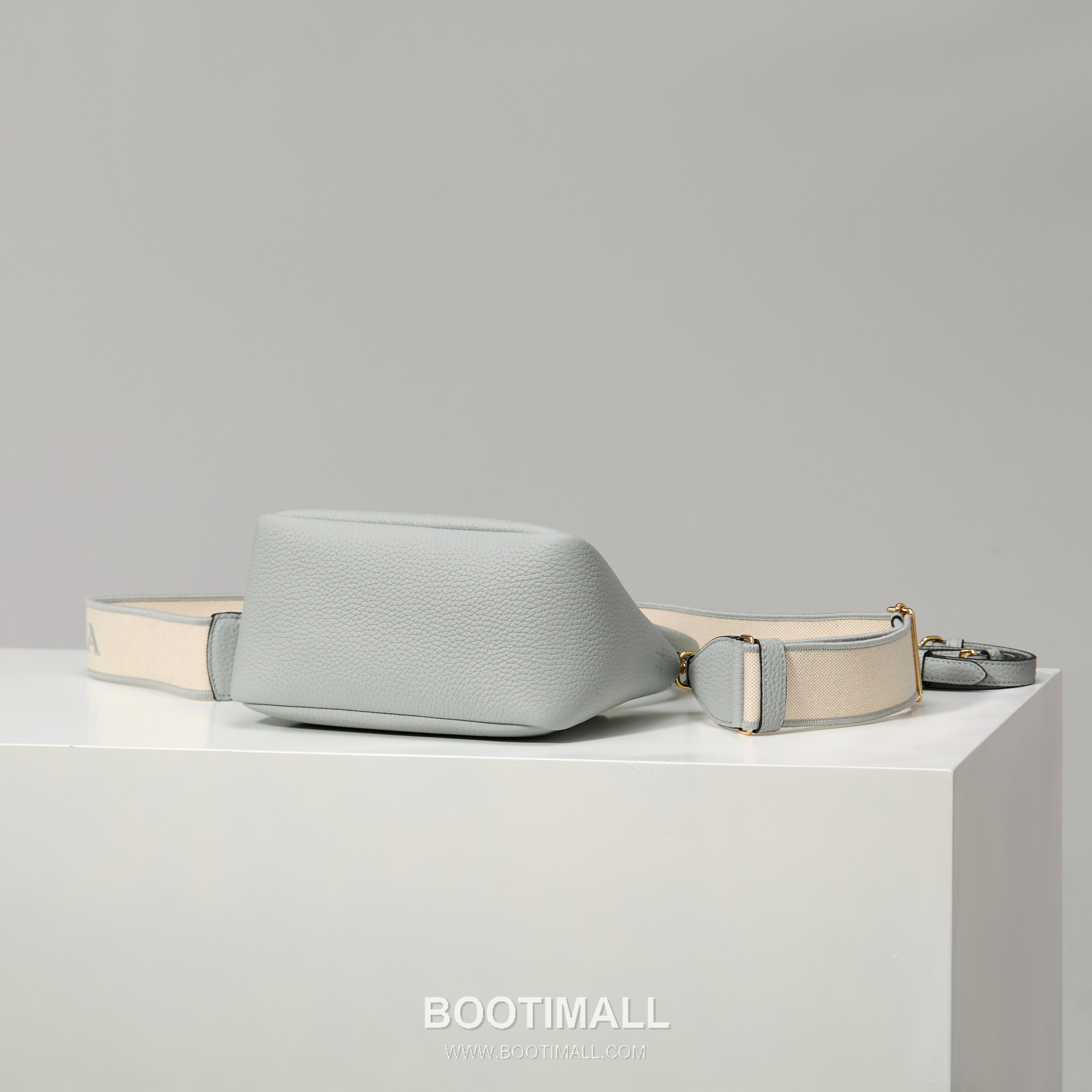 Prada Textured Leather Mini Top Handle Bag with Dual Strap Zip Closure and Logo Detail 프라다 텍스처드 레더 미니 탑핸들 숄더백 듀얼 스트랩 지퍼 클로저 로고 디테일 1BA362 18cm 4