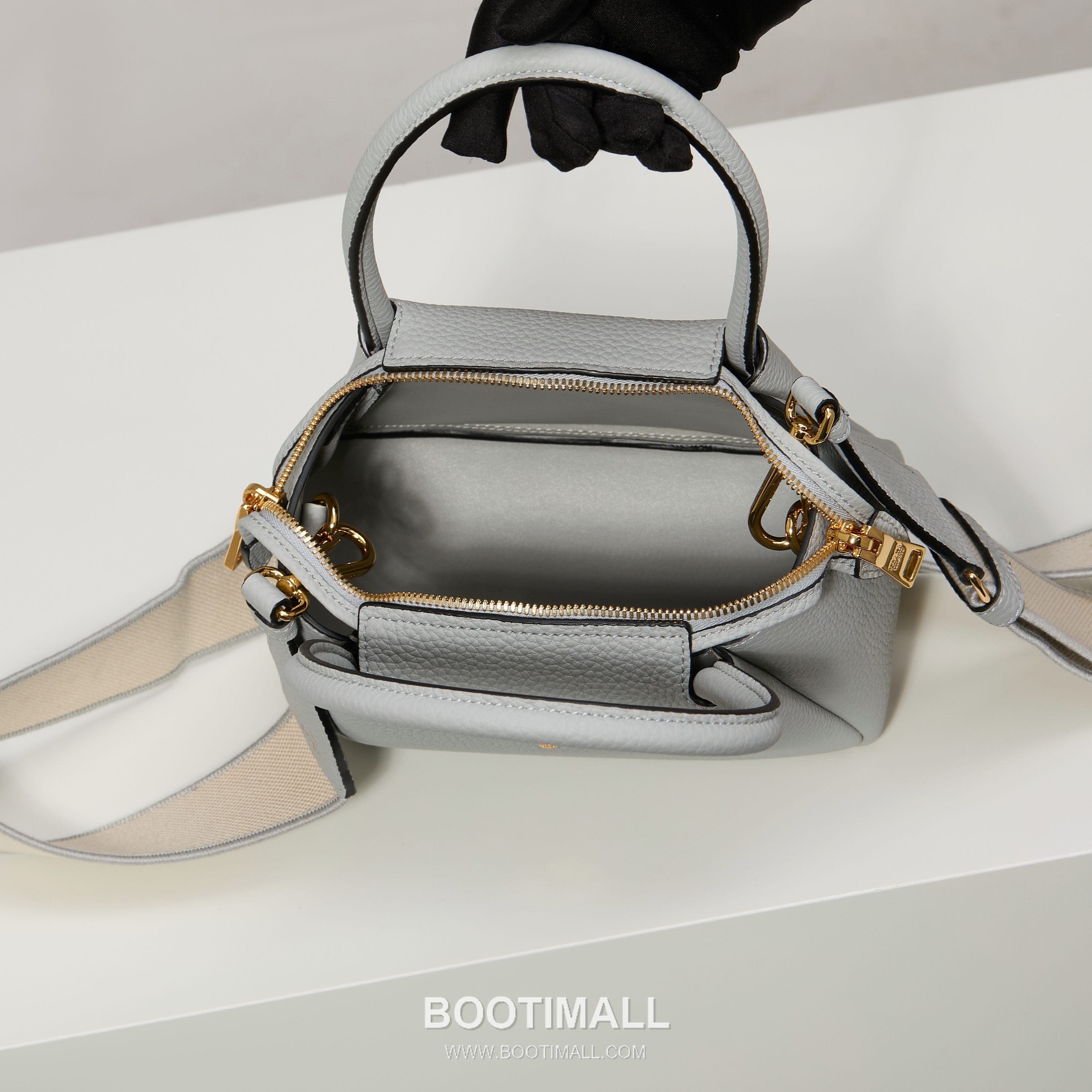 Prada Textured Leather Mini Top Handle Bag with Dual Strap Zip Closure and Logo Detail 프라다 텍스처드 레더 미니 탑핸들 숄더백 듀얼 스트랩 지퍼 클로저 로고 디테일 1BA362 18cm 9