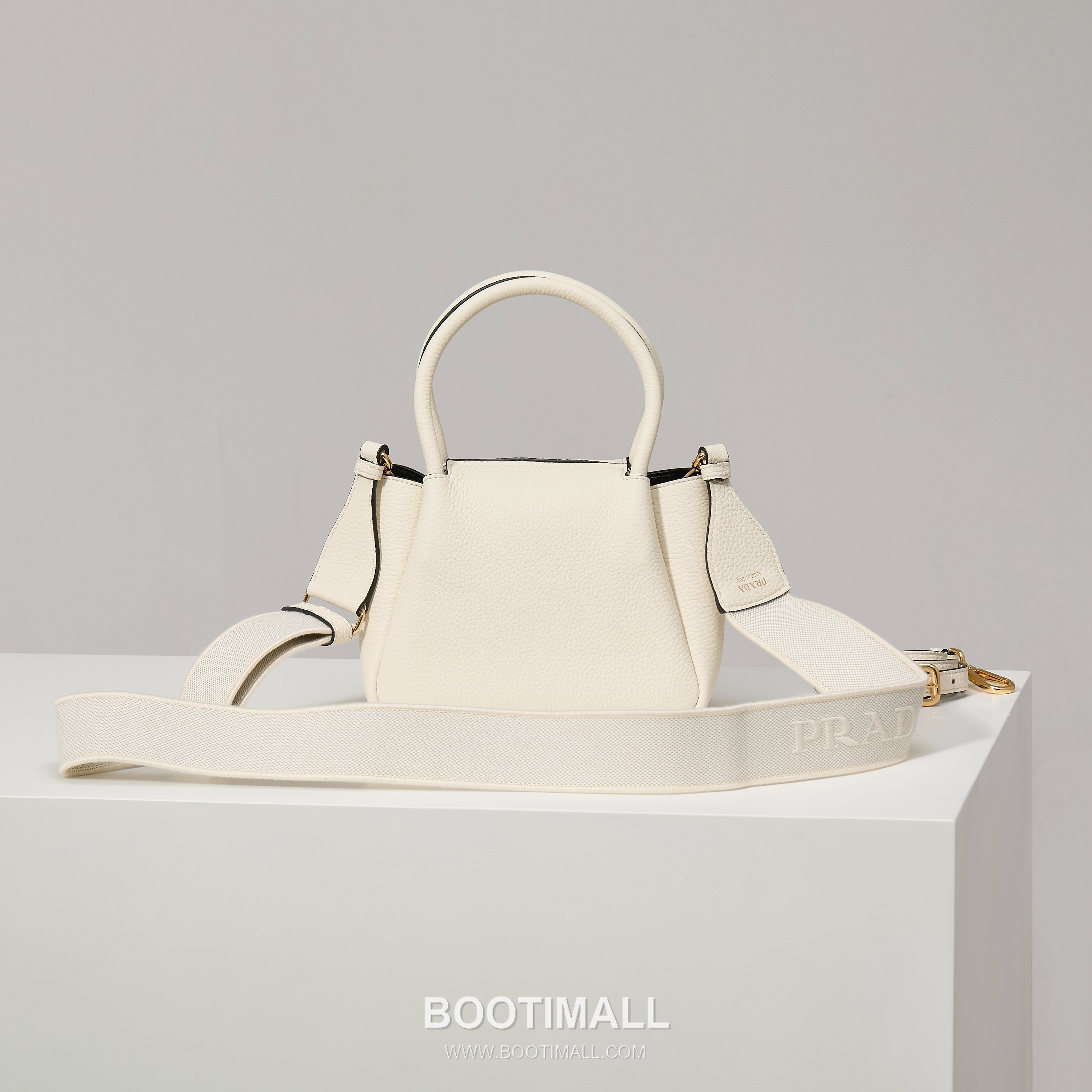 Prada Textured Leather Mini Top Handle Bag with Dual Strap Zip Closure and Logo Detail 프라다 텍스처드 레더 미니 탑핸들 숄더백 듀얼 스트랩 지퍼 클로저 로고 디테일 1BA362 18cm 2