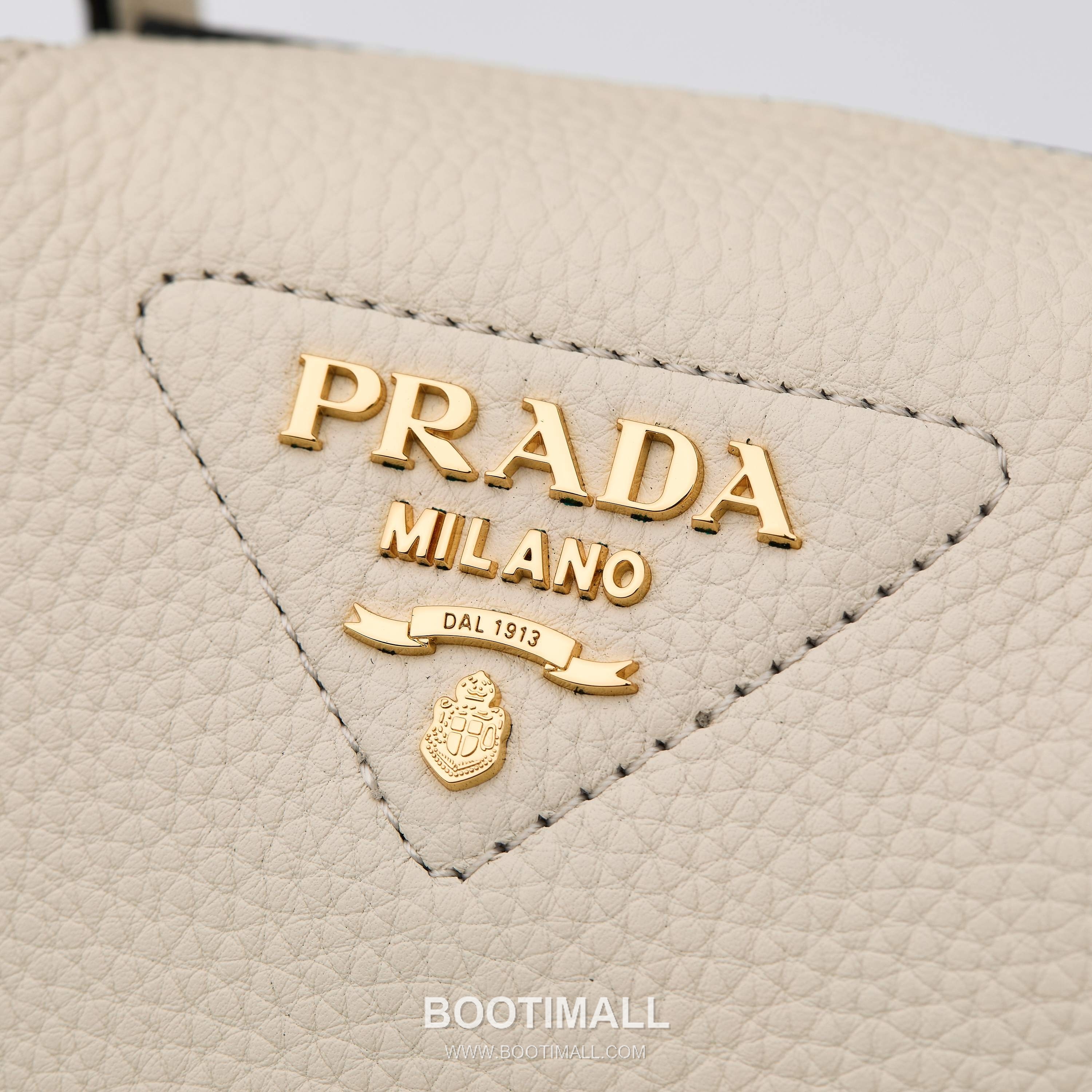 Prada Textured Leather Mini Top Handle Bag with Dual Strap Zip Closure and Logo Detail 프라다 텍스처드 레더 미니 탑핸들 숄더백 듀얼 스트랩 지퍼 클로저 로고 디테일 1BA362 18cm 5
