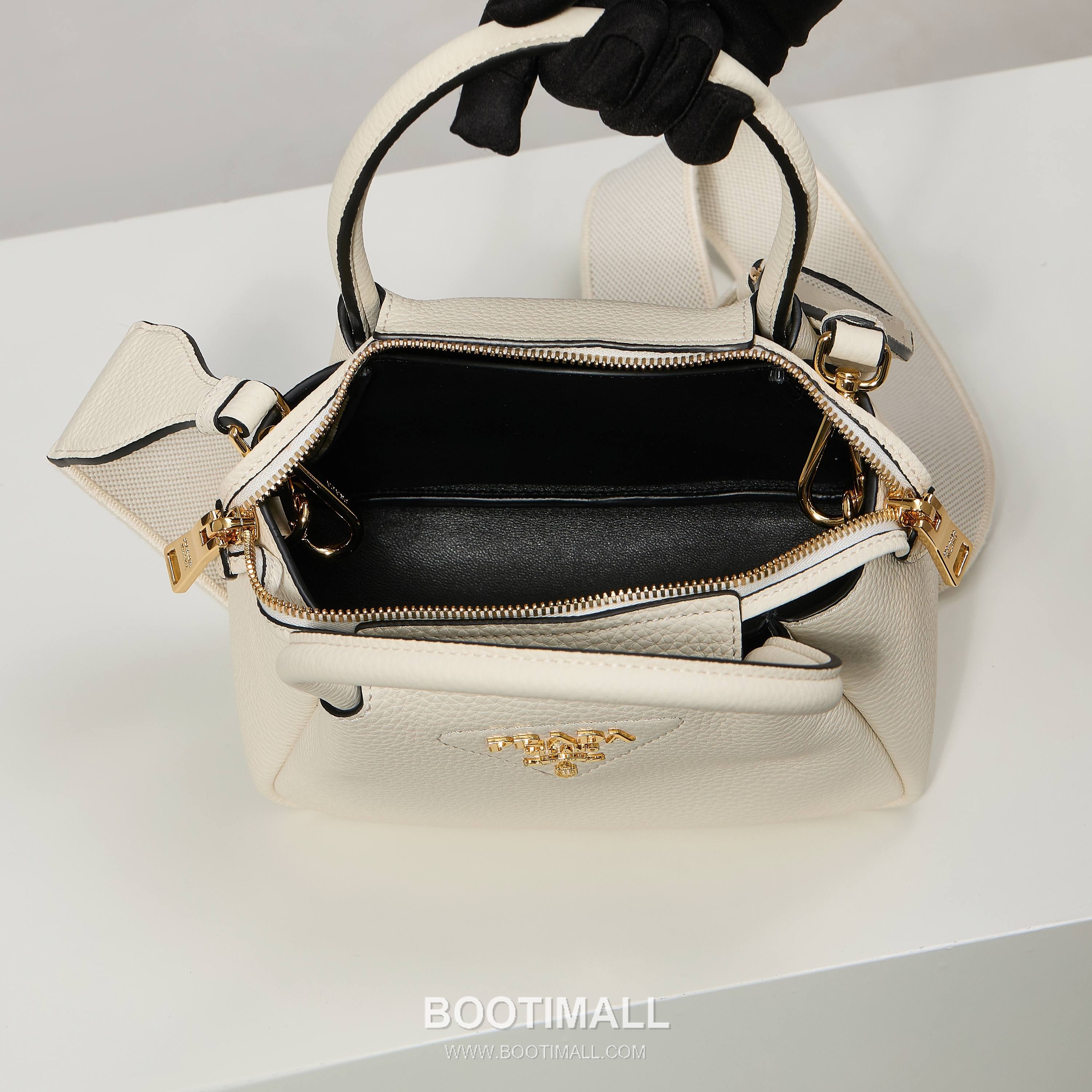 Prada Textured Leather Mini Top Handle Bag with Dual Strap Zip Closure and Logo Detail 프라다 텍스처드 레더 미니 탑핸들 숄더백 듀얼 스트랩 지퍼 클로저 로고 디테일 1BA362 18cm 9