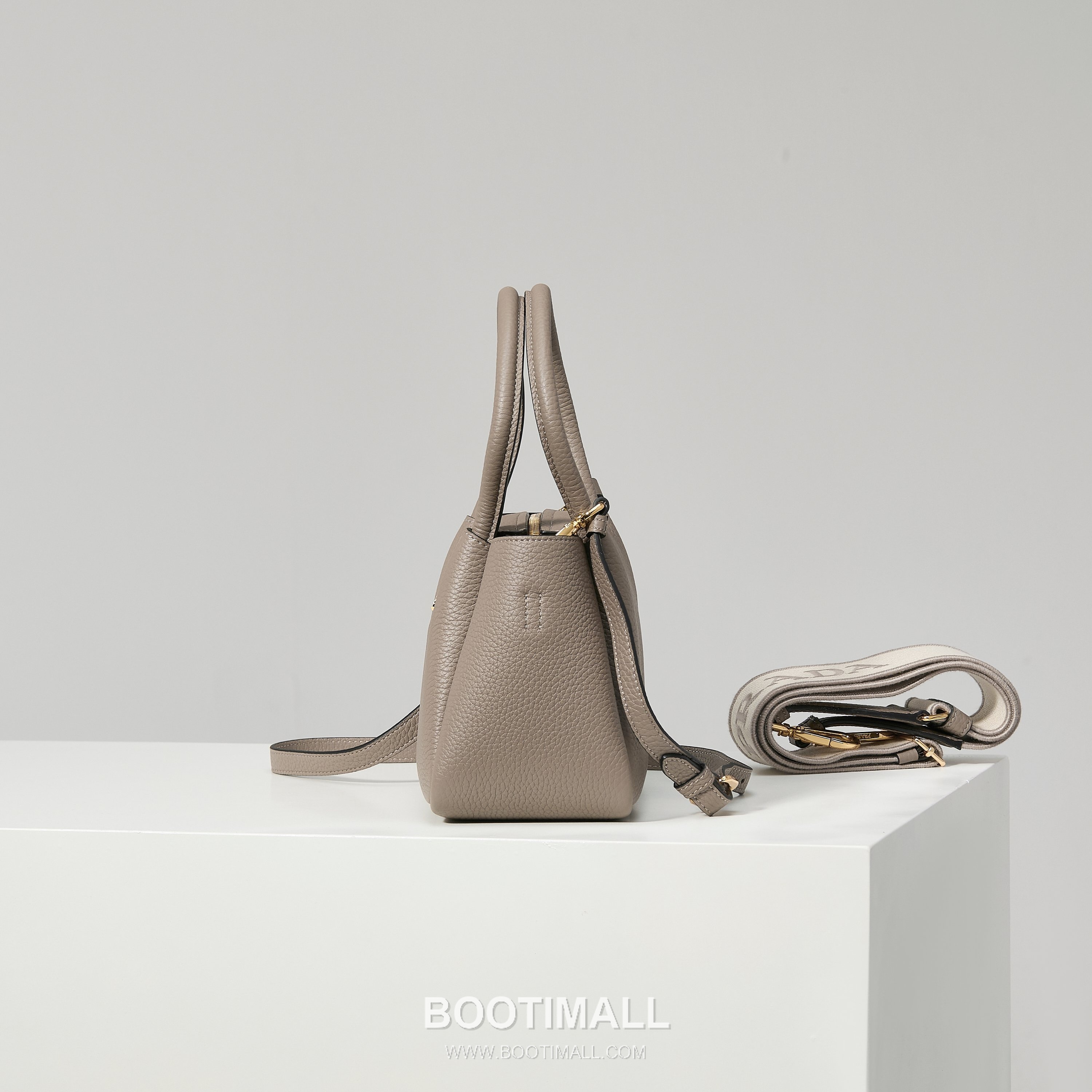 Prada Textured Leather Mini Top Handle Bag with Dual Strap Zip Closure and Logo Detail 프라다 텍스처드 레더 미니 탑핸들 숄더백 듀얼 스트랩 지퍼 클로저 로고 디테일 1BA362 18cm 3