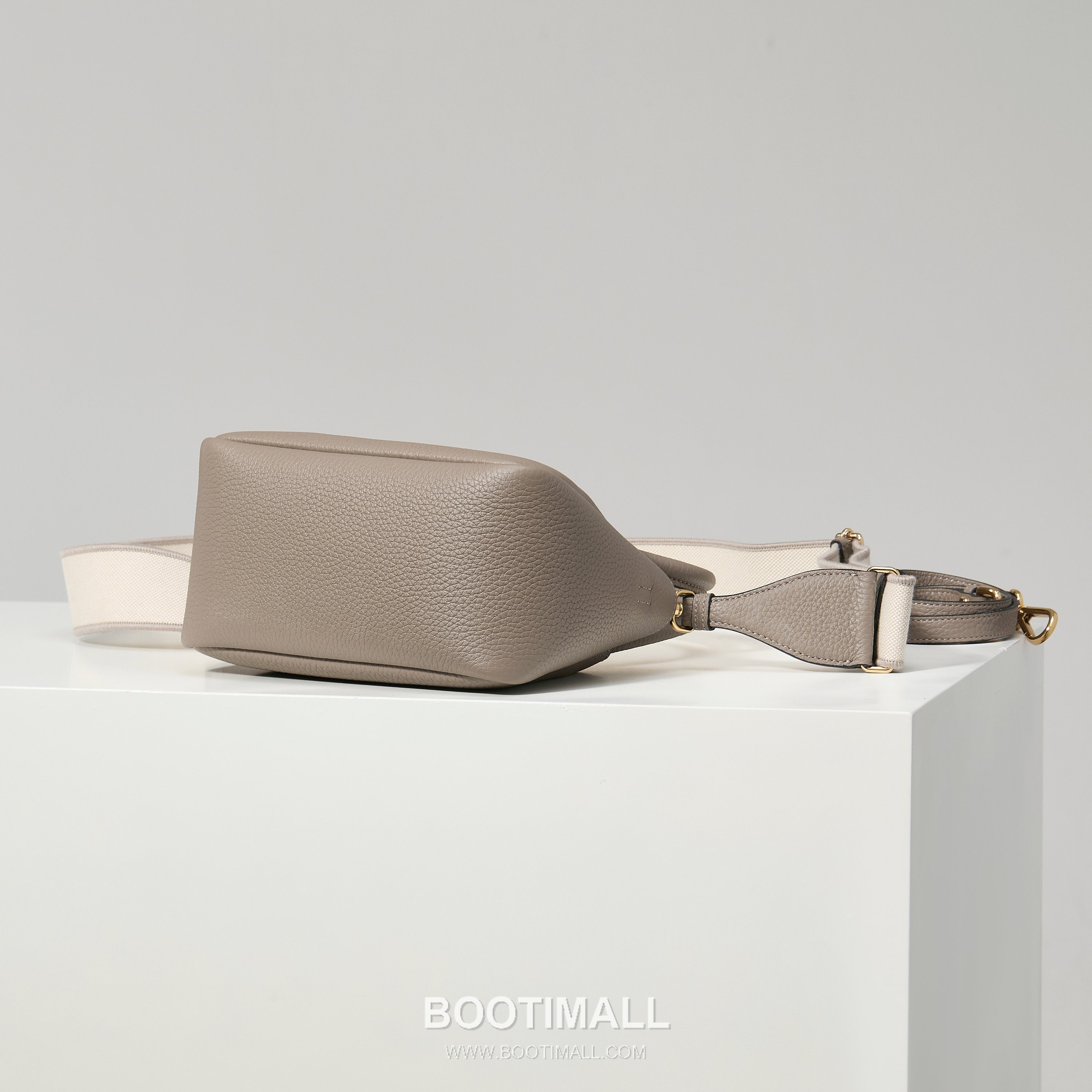 Prada Textured Leather Mini Top Handle Bag with Dual Strap Zip Closure and Logo Detail 프라다 텍스처드 레더 미니 탑핸들 숄더백 듀얼 스트랩 지퍼 클로저 로고 디테일 1BA362 18cm 4