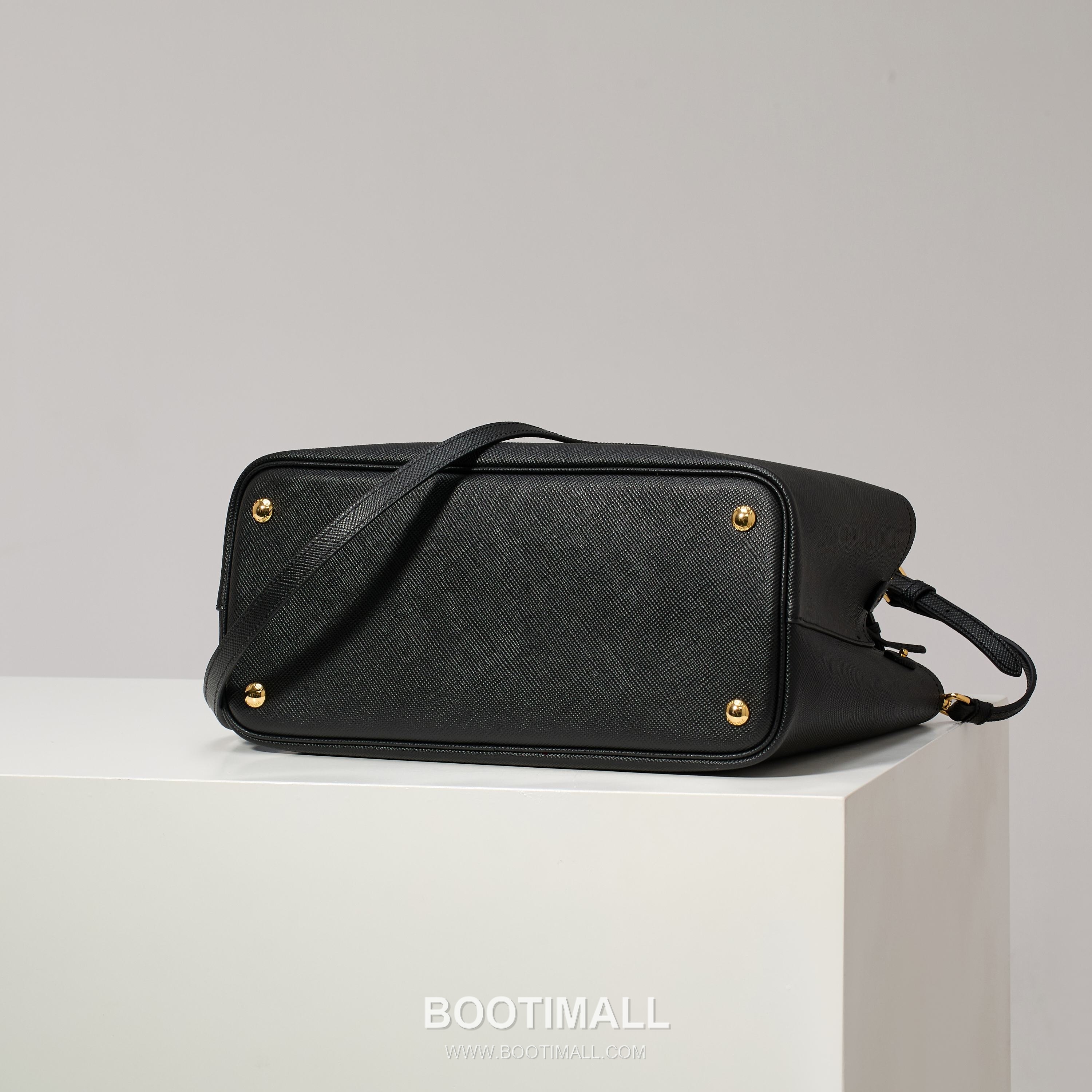 Prada Crossgrain Calfskin Tote Bag with Contrast Leather Interior and Top Handle Detail 프라다 크로스그레인 카프스킨 토트백 콘트라스트 레더 내부 탑핸들 디테일 1BG775 33cm 4