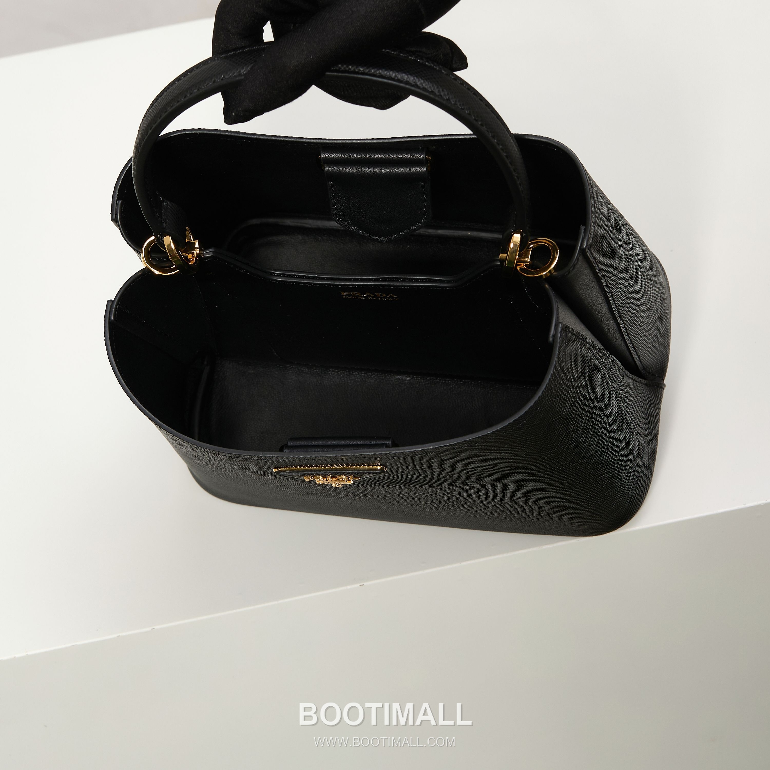 Prada Saffiano Leather Bucket Bag with Detachable Strap Name Tag and Triangle Logo Detail 프라다 사피아노 가죽 버킷백 탈부착 스트랩 네임태그 트라이앵글 로고 디테일 1BA212 22cm 9