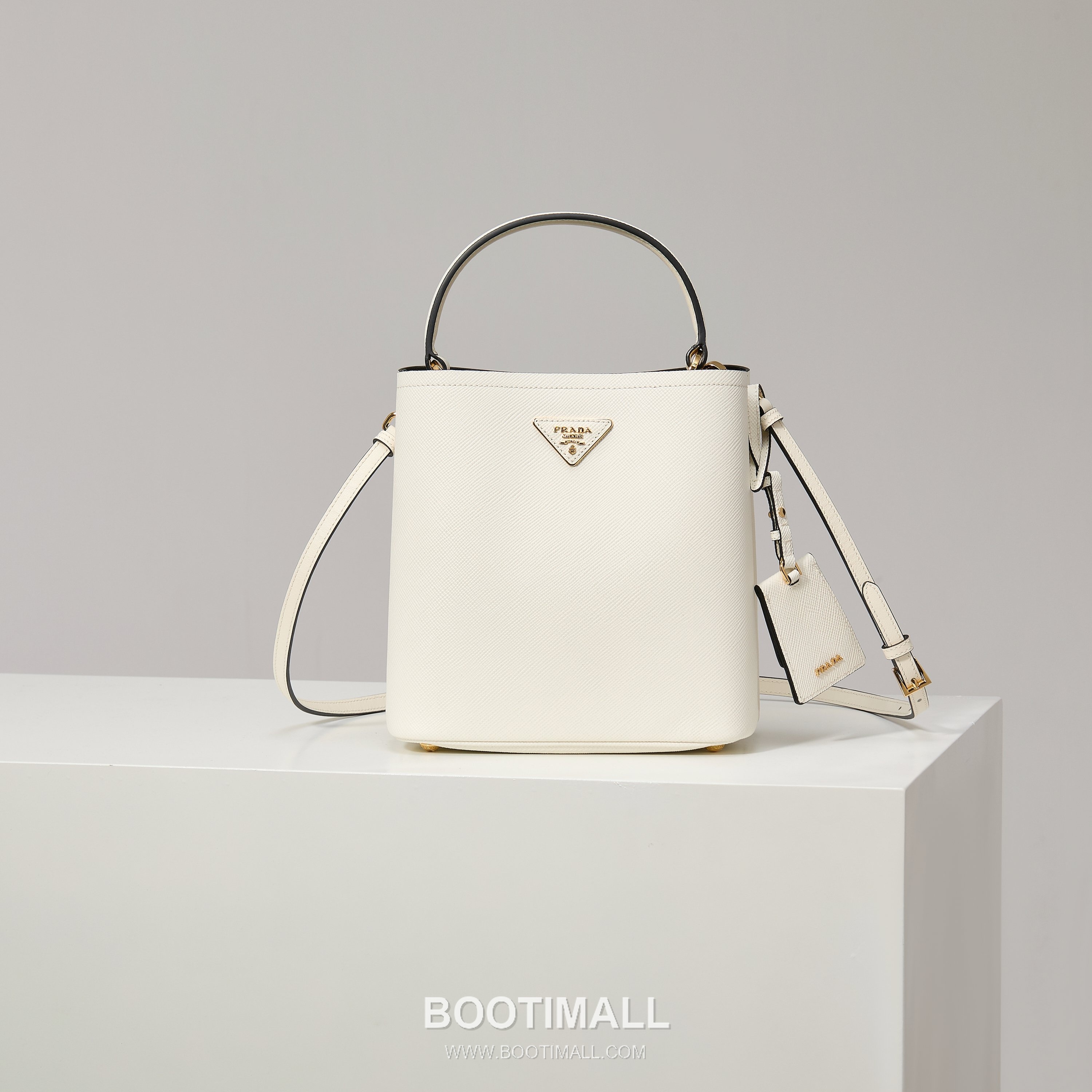 Prada Saffiano Leather Bucket Bag with Detachable Strap Name Tag and Triangle Logo Detail 프라다 사피아노 가죽 버킷백 탈부착 스트랩 네임태그 트라이앵글 로고 디테일 1BA212 22cm 1