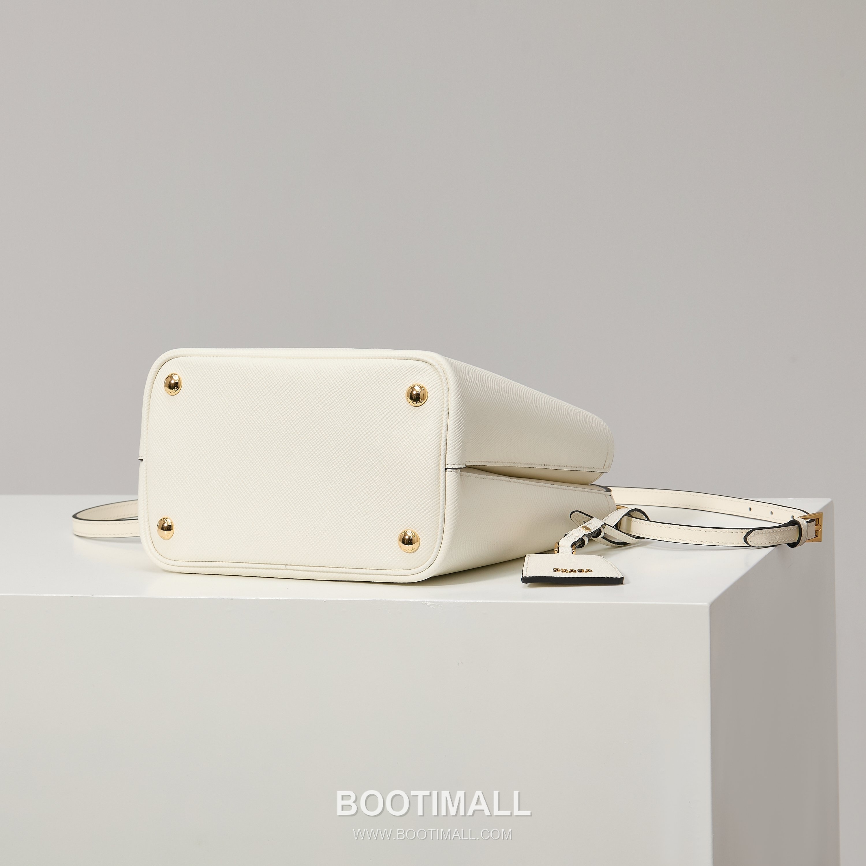 Prada Saffiano Leather Bucket Bag with Detachable Strap Name Tag and Triangle Logo Detail 프라다 사피아노 가죽 버킷백 탈부착 스트랩 네임태그 트라이앵글 로고 디테일 1BA212 22cm 4