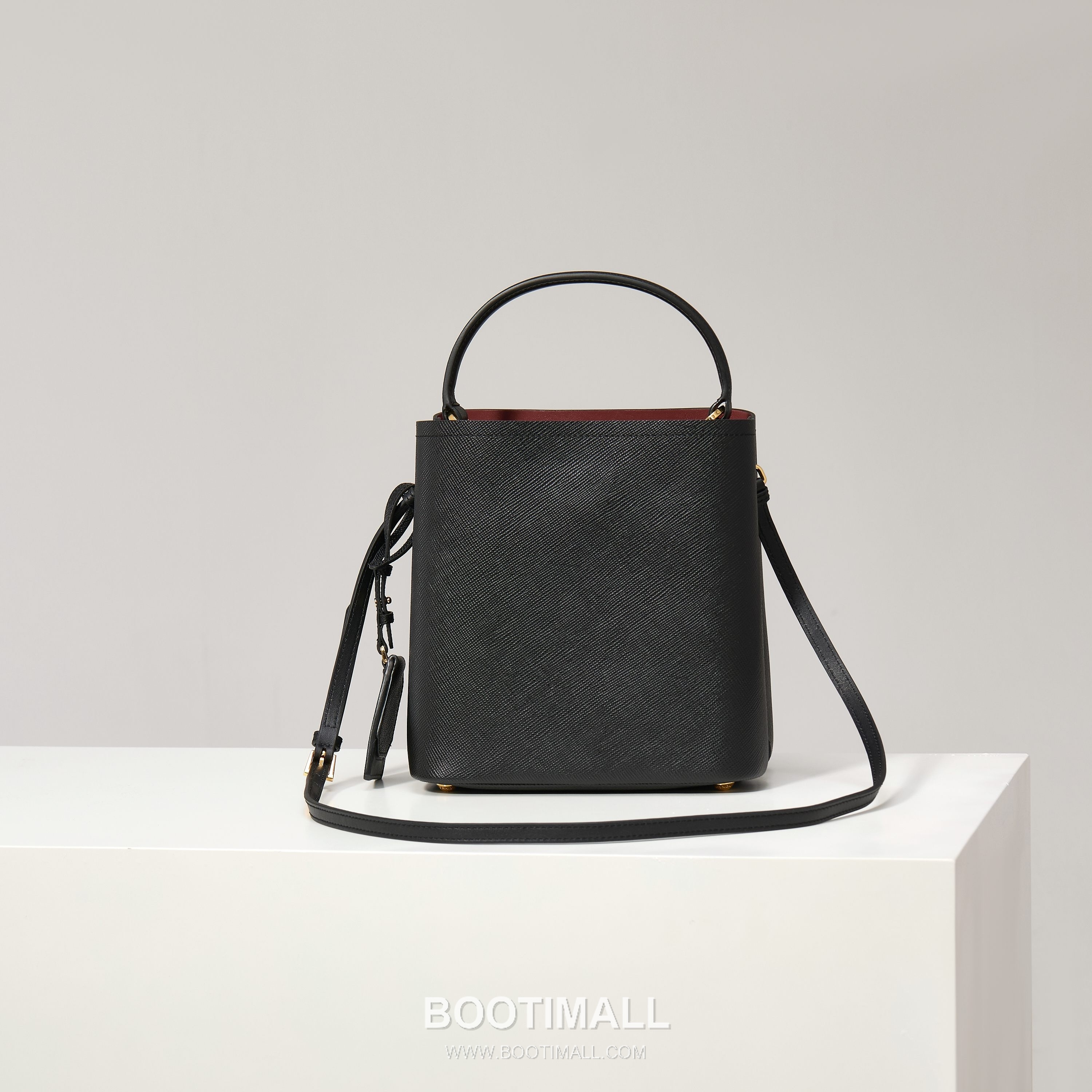 Prada Saffiano Leather Bucket Bag with Detachable Strap Name Tag and Triangle Logo Detail 프라다 사피아노 가죽 버킷백 탈부착 스트랩 네임태그 트라이앵글 로고 디테일 1BA212 22cm 2