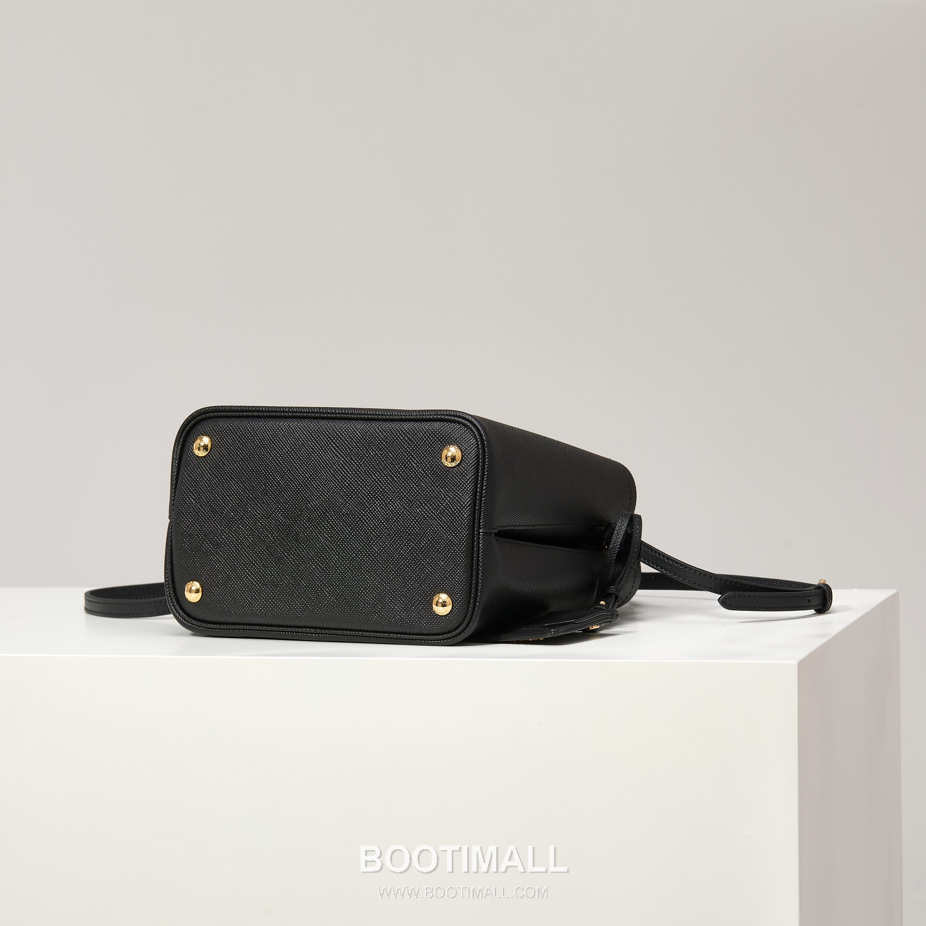 Prada Saffiano Leather Bucket Bag with Detachable Strap Name Tag and Triangle Logo Detail 프라다 사피아노 가죽 버킷백 탈부착 스트랩 네임태그 트라이앵글 로고 디테일 1BA212 22cm 4