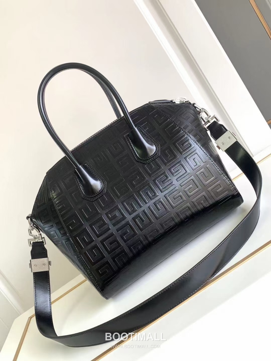 Givenchy Antigona Lock Box Leather Top Handle Bag with 4G Embossed Logo Detail 지방시 안티고나 락 박스 레더 탑핸들 숄더백 4G 엠보스 로고 디테일 28cm 3