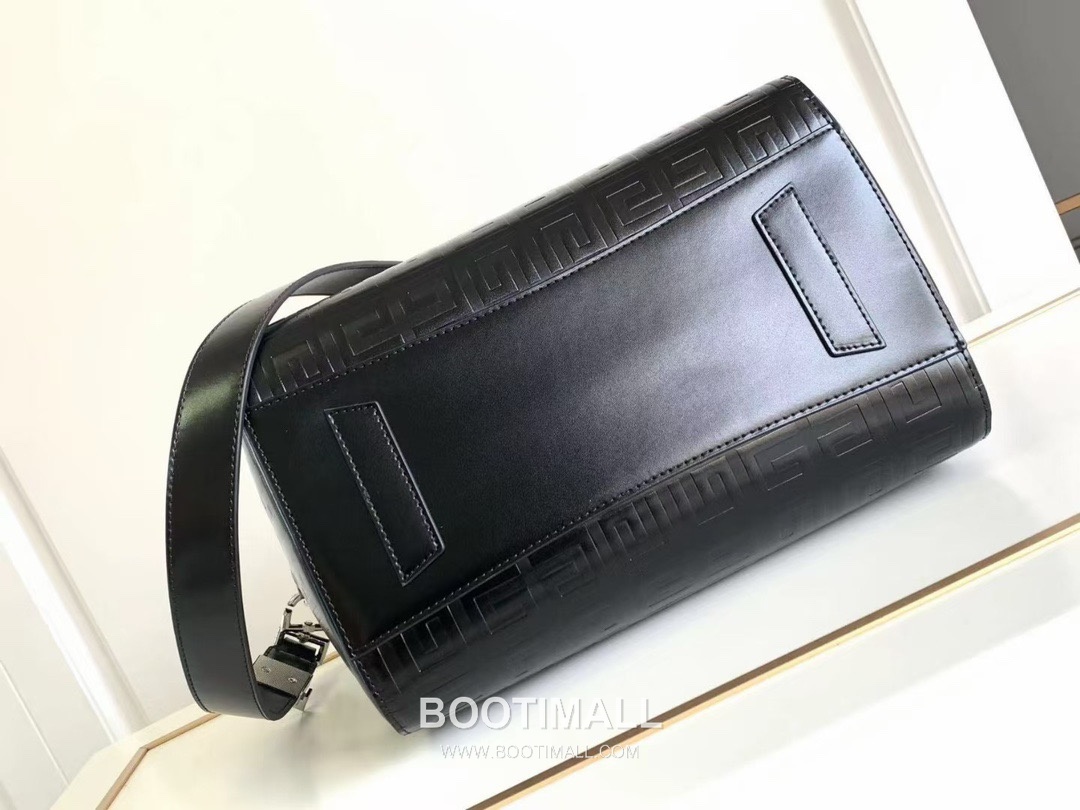 Givenchy Antigona Lock Box Leather Top Handle Bag with 4G Embossed Logo Detail 지방시 안티고나 락 박스 레더 탑핸들 숄더백 4G 엠보스 로고 디테일 28cm 4