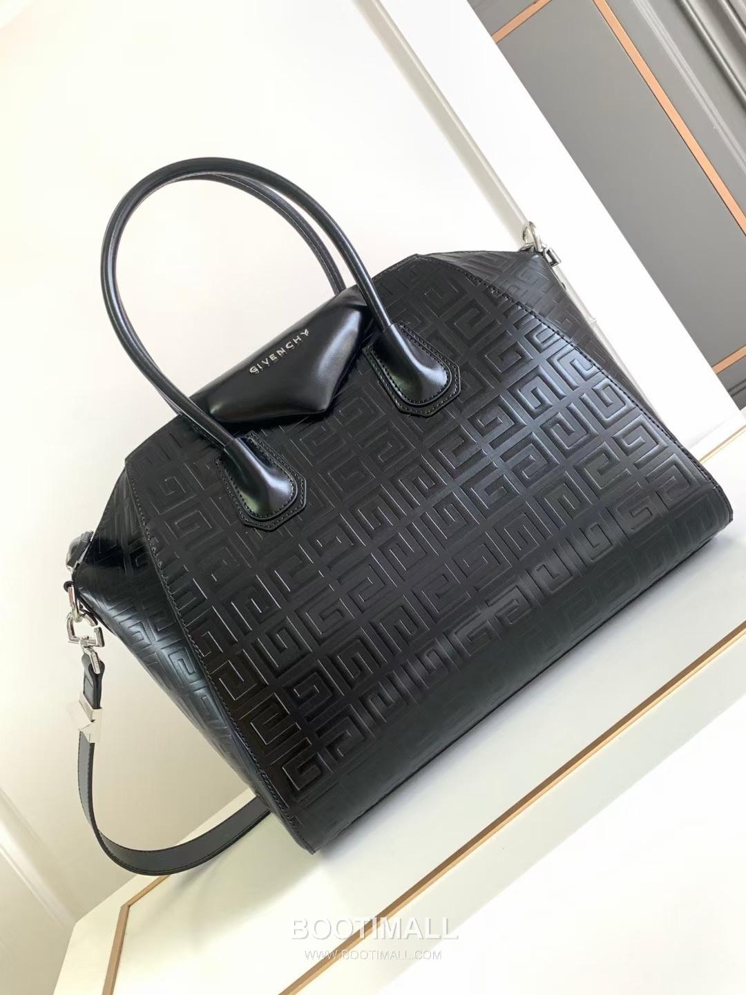 Givenchy Antigona Lock Box Leather Top Handle Bag with 4G Embossed Logo Detail 지방시 안티고나 락 박스 레더 탑핸들 숄더백 4G 엠보스 로고 디테일 32cm 1