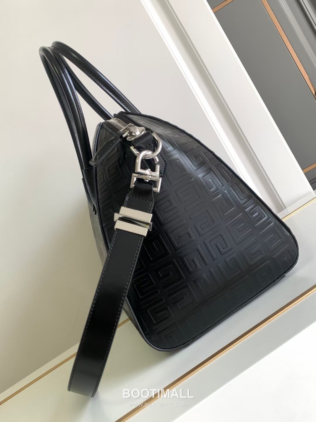 Givenchy Antigona Lock Box Leather Top Handle Bag with 4G Embossed Logo Detail 지방시 안티고나 락 박스 레더 탑핸들 숄더백 4G 엠보스 로고 디테일 32cm 2