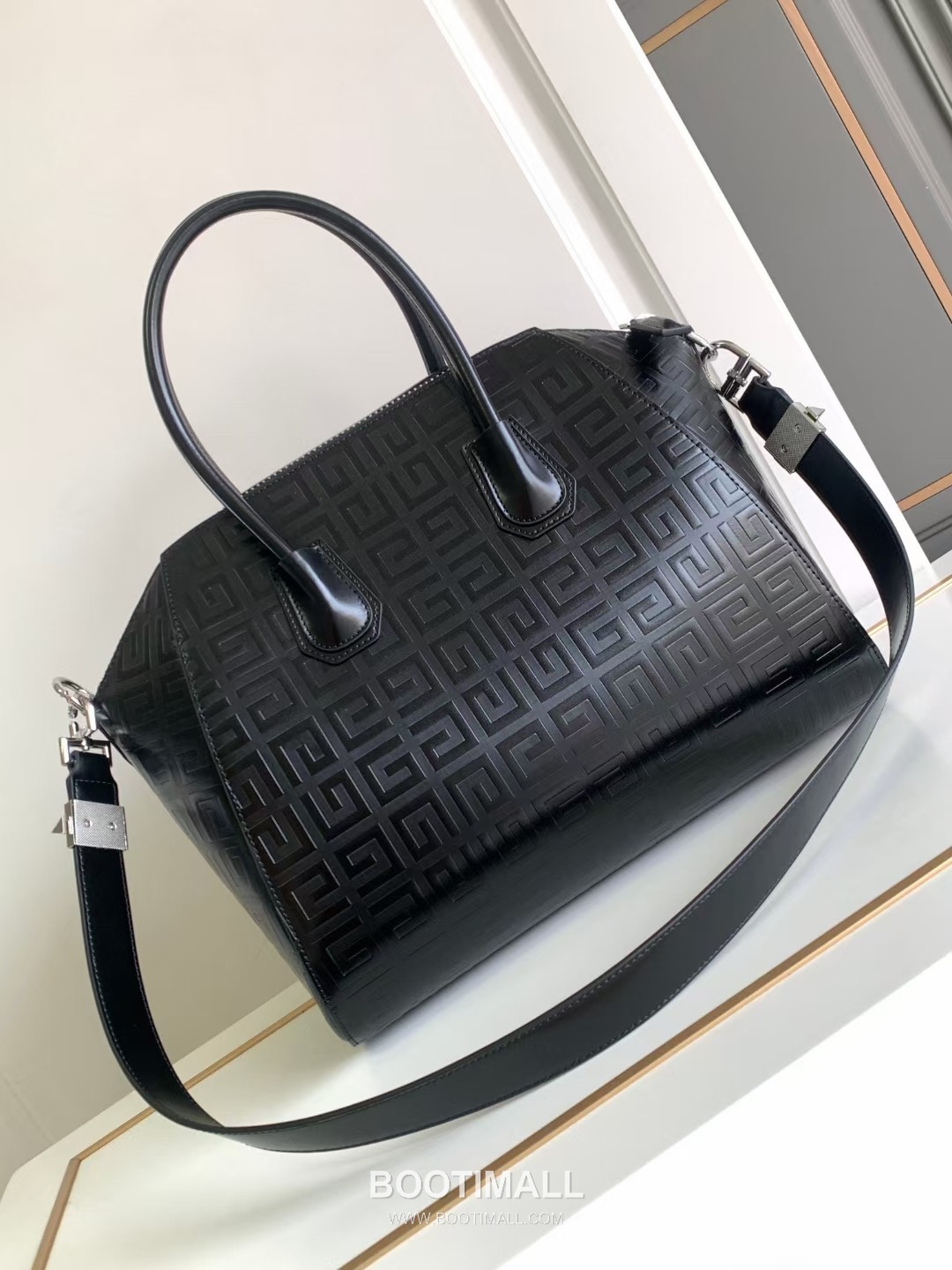 Givenchy Antigona Lock Box Leather Top Handle Bag with 4G Embossed Logo Detail 지방시 안티고나 락 박스 레더 탑핸들 숄더백 4G 엠보스 로고 디테일 32cm 3