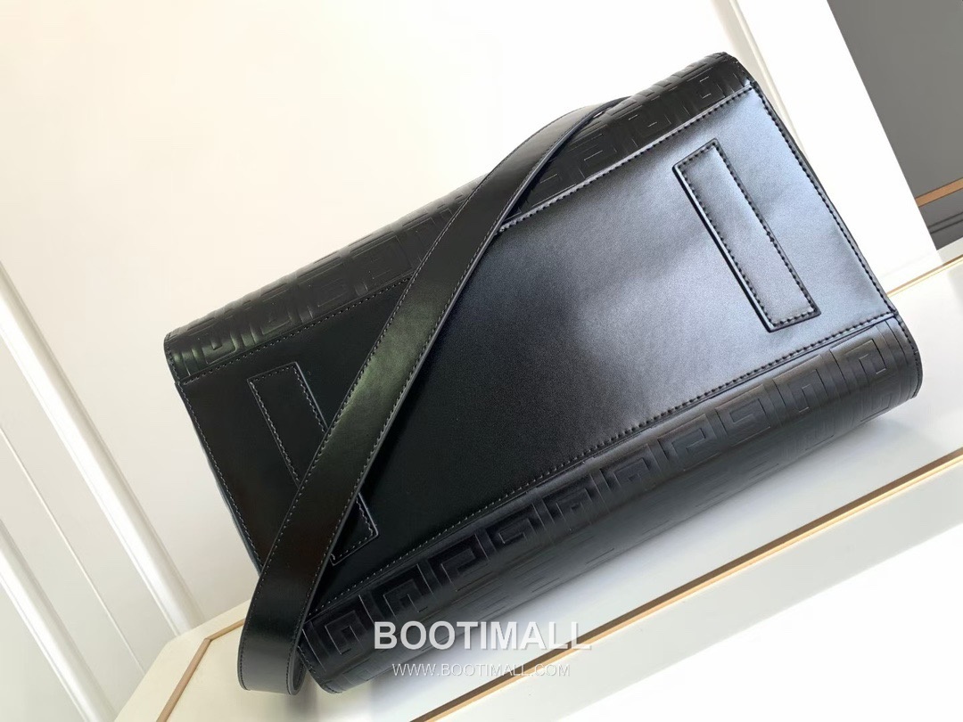 Givenchy Antigona Lock Box Leather Top Handle Bag with 4G Embossed Logo Detail 지방시 안티고나 락 박스 레더 탑핸들 숄더백 4G 엠보스 로고 디테일 32cm 4