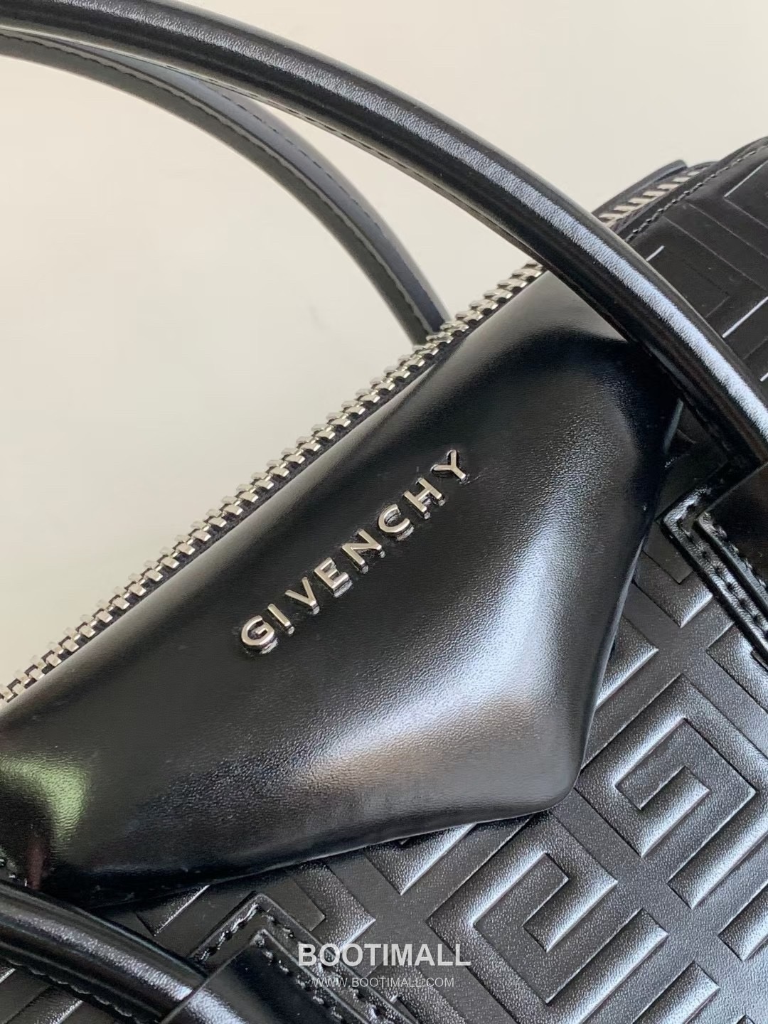 Givenchy Antigona Lock Box Leather Top Handle Bag with 4G Embossed Logo Detail 지방시 안티고나 락 박스 레더 탑핸들 숄더백 4G 엠보스 로고 디테일 32cm 5