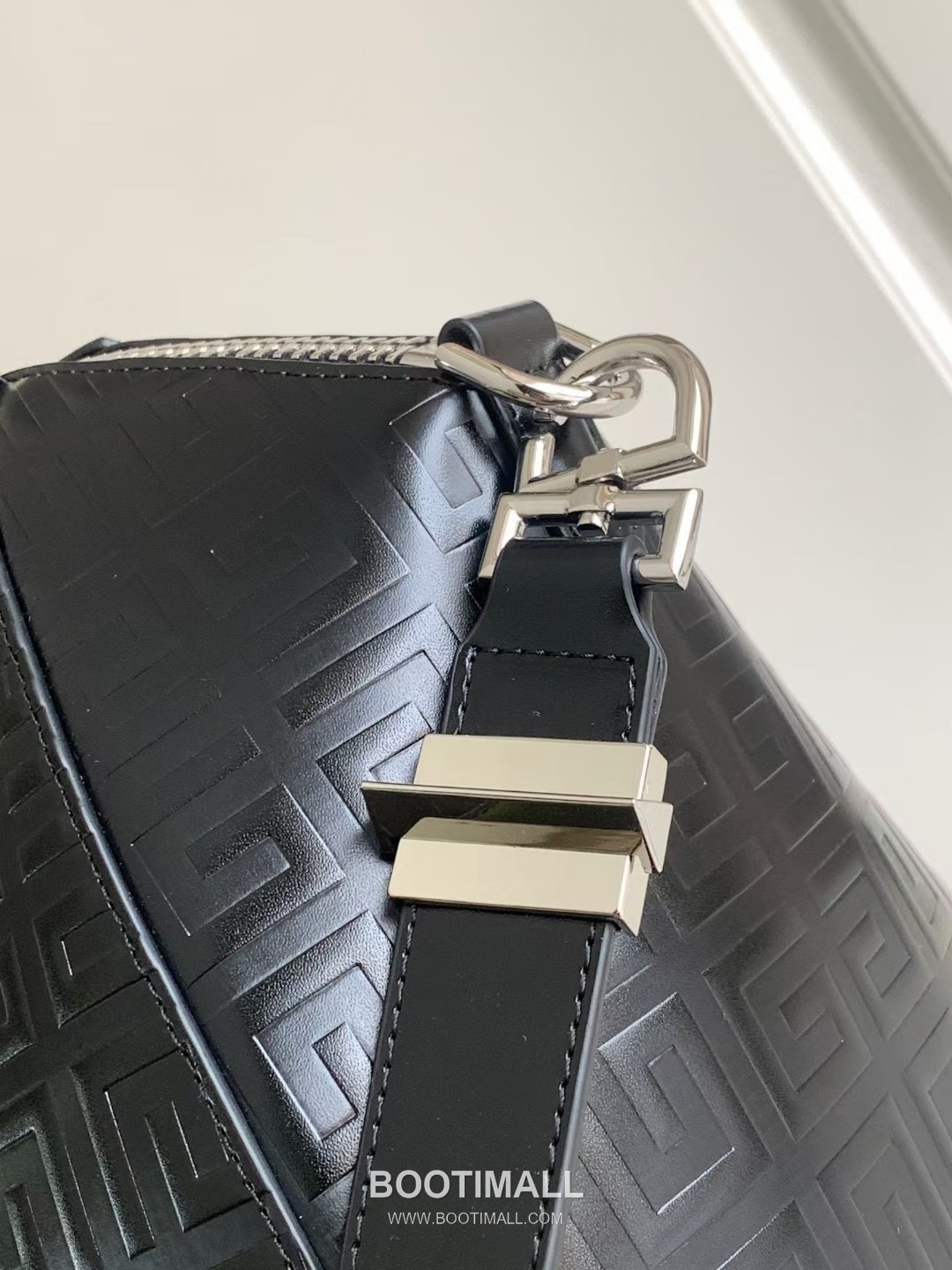 Givenchy Antigona Lock Box Leather Top Handle Bag with 4G Embossed Logo Detail 지방시 안티고나 락 박스 레더 탑핸들 숄더백 4G 엠보스 로고 디테일 32cm 6