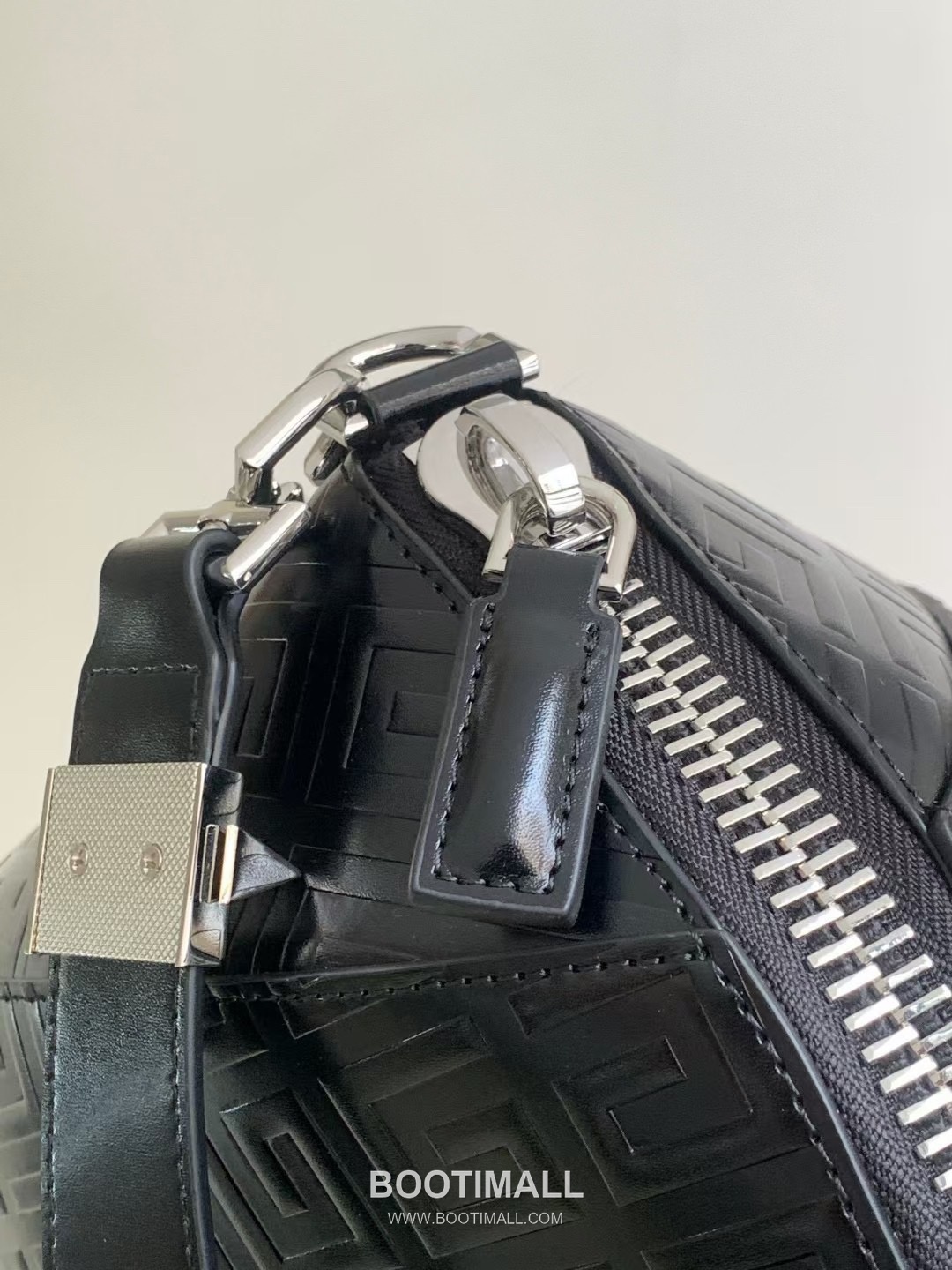 Givenchy Antigona Lock Box Leather Top Handle Bag with 4G Embossed Logo Detail 지방시 안티고나 락 박스 레더 탑핸들 숄더백 4G 엠보스 로고 디테일 32cm 7