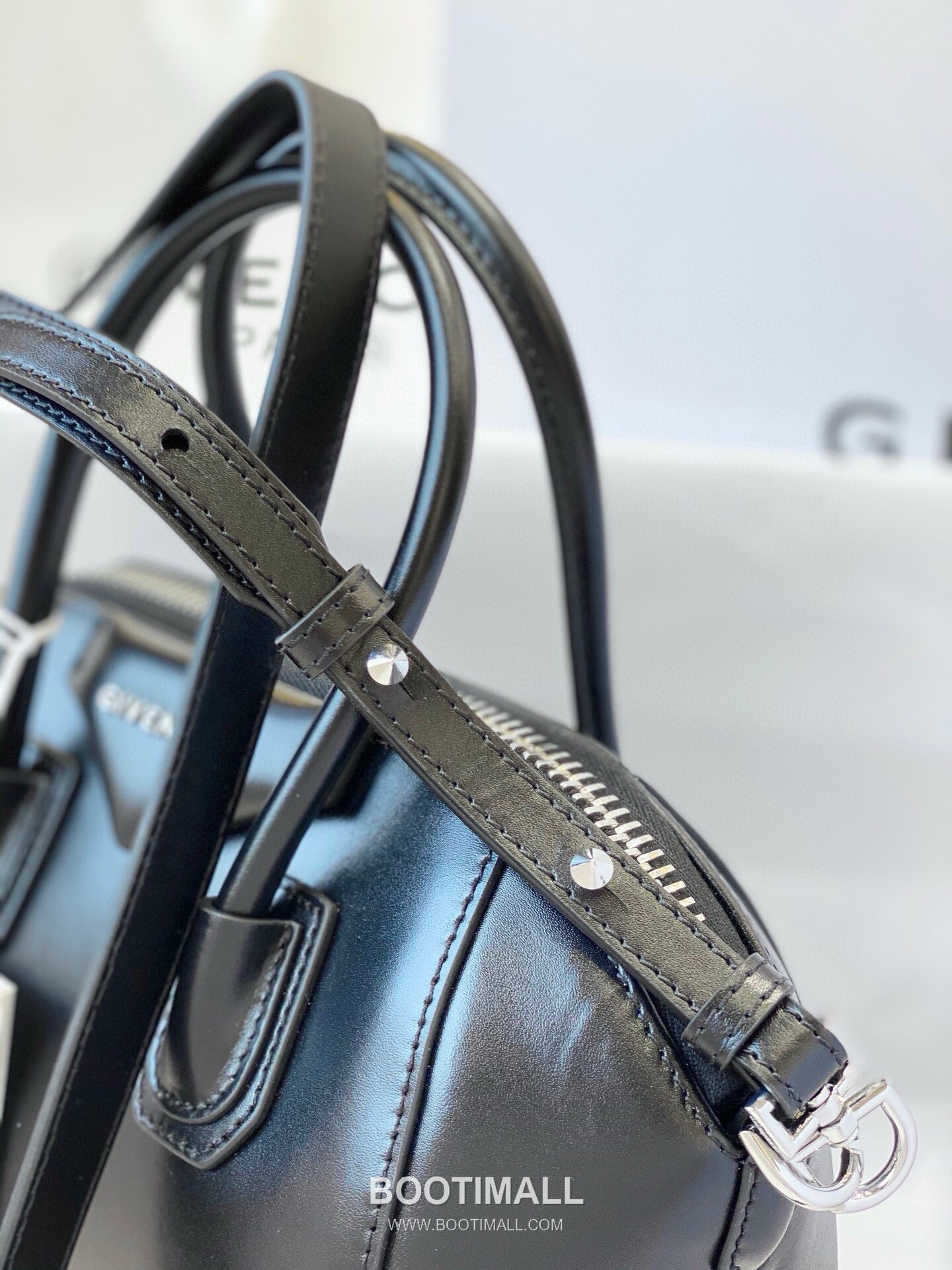 Givenchy Antigona Smooth Leather Top Handle Tote Bag with Zip Closure and Logo Detail 지방시 안티고나 스무스 레더 탑핸들 토트백 지퍼 클로저 로고 디테일 9981 22cm 4