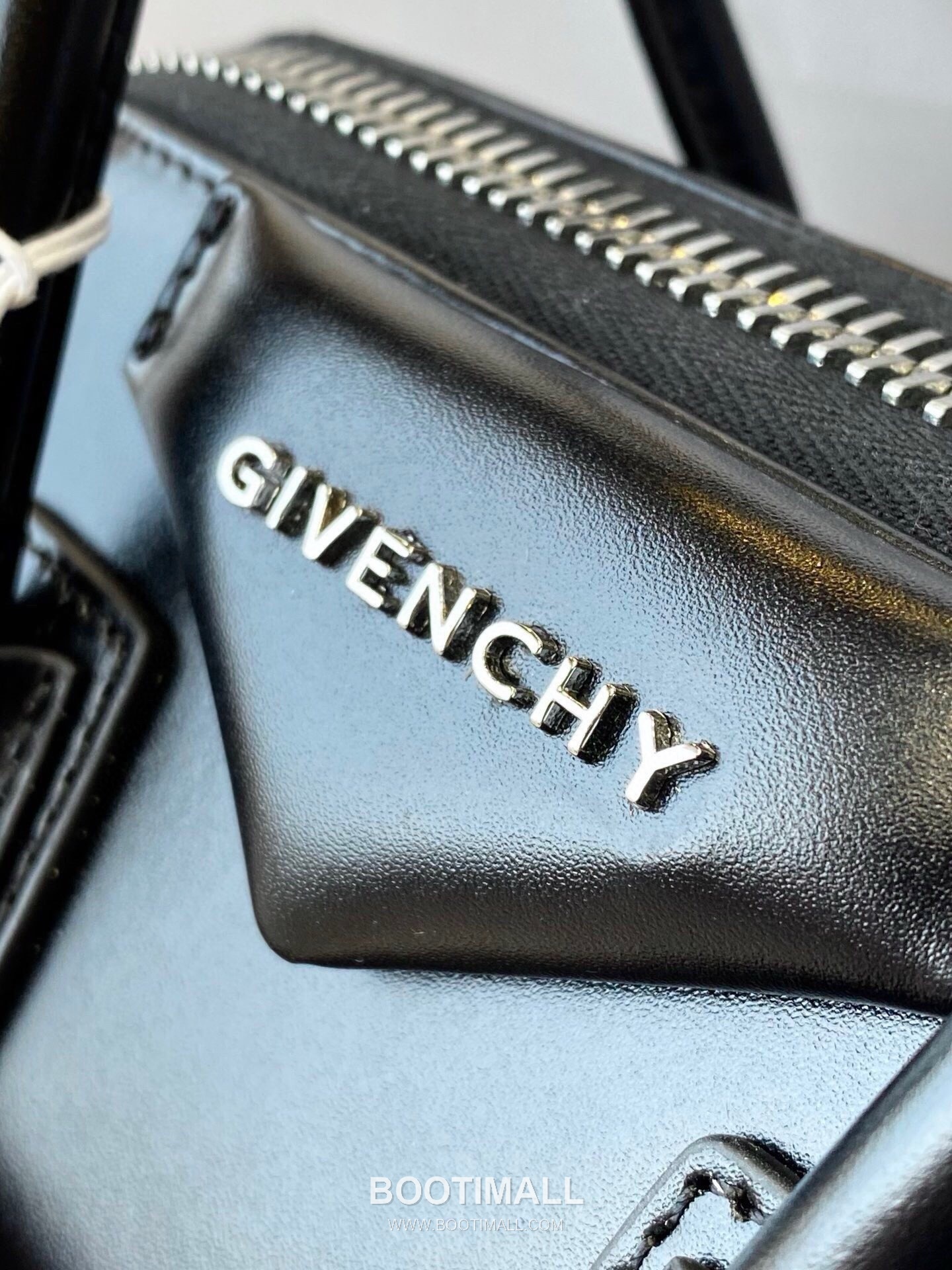 Givenchy Antigona Smooth Leather Top Handle Tote Bag with Zip Closure and Logo Detail 지방시 안티고나 스무스 레더 탑핸들 토트백 지퍼 클로저 로고 디테일 9981 22cm 5