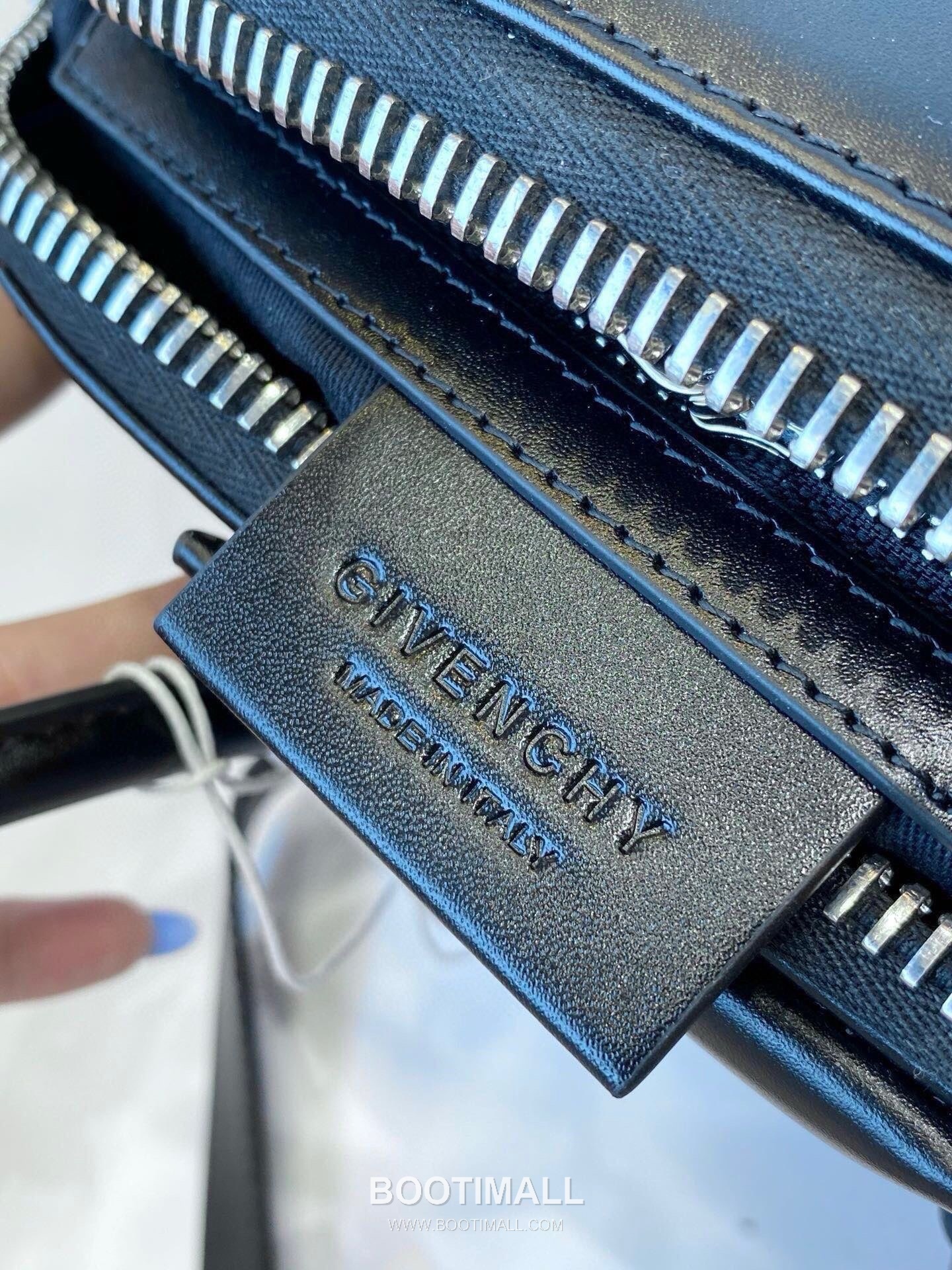 Givenchy Antigona Smooth Leather Top Handle Tote Bag with Zip Closure and Logo Detail 지방시 안티고나 스무스 레더 탑핸들 토트백 지퍼 클로저 로고 디테일 9981 22cm 6