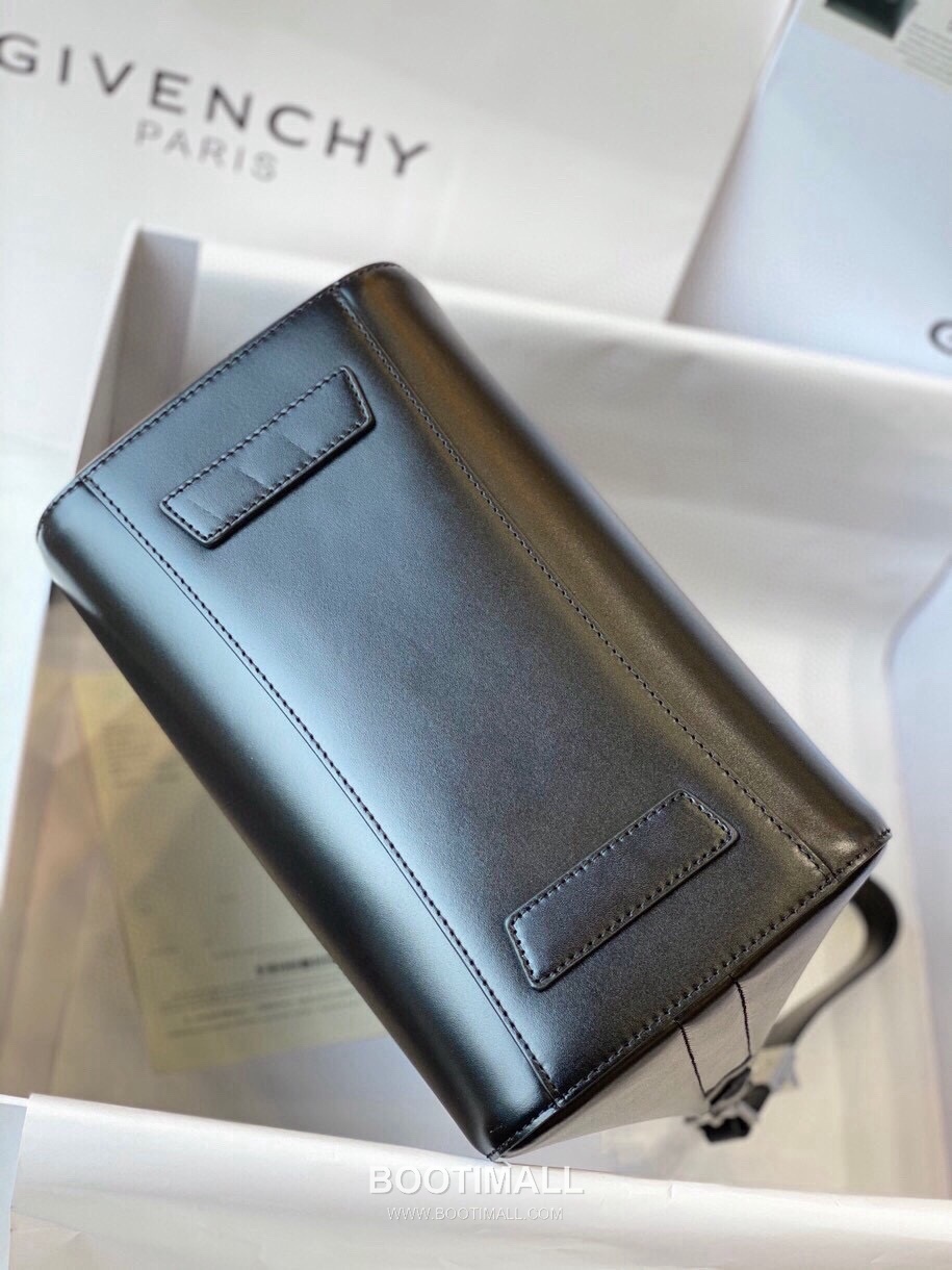 Givenchy Antigona Calfskin Top Handle Tote Bag with Zip Closure and Logo Detail 지방시 안티고나 카프스킨 탑핸들 토트백 지퍼 클로저 로고 디테일 9981 28cm 4