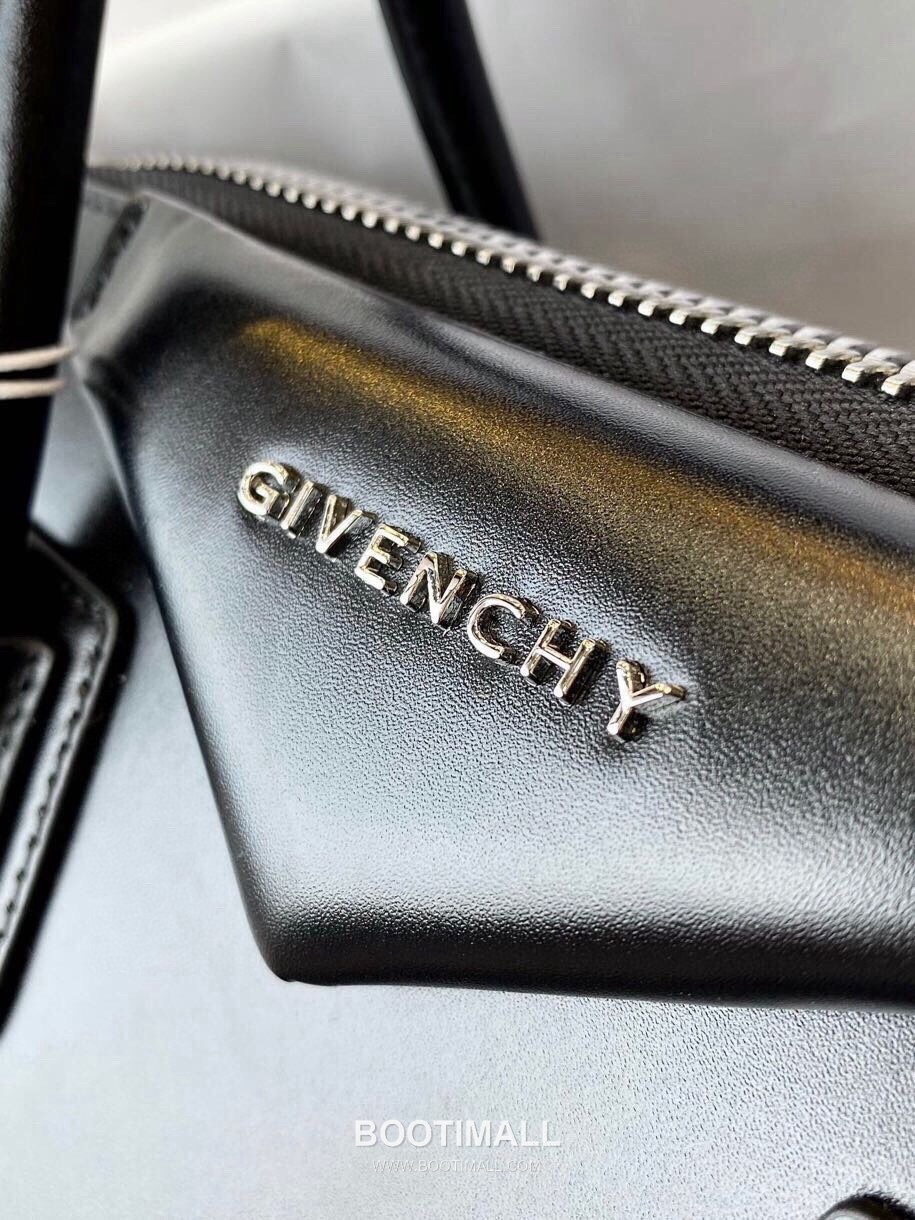 Givenchy Antigona Calfskin Top Handle Tote Bag with Zip Closure and Logo Detail 지방시 안티고나 카프스킨 탑핸들 토트백 지퍼 클로저 로고 디테일 9981 28cm 6