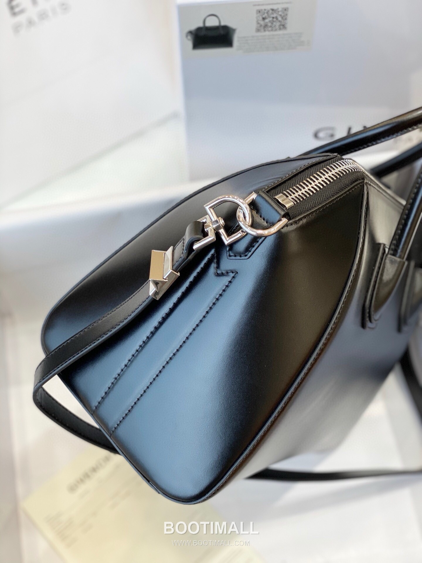 Givenchy Antigona Calfskin Top Handle Tote Bag with Zip Closure and Logo Detail 지방시 안티고나 카프스킨 탑핸들 토트백 지퍼 클로저 로고 디테일 9981 33cm 3