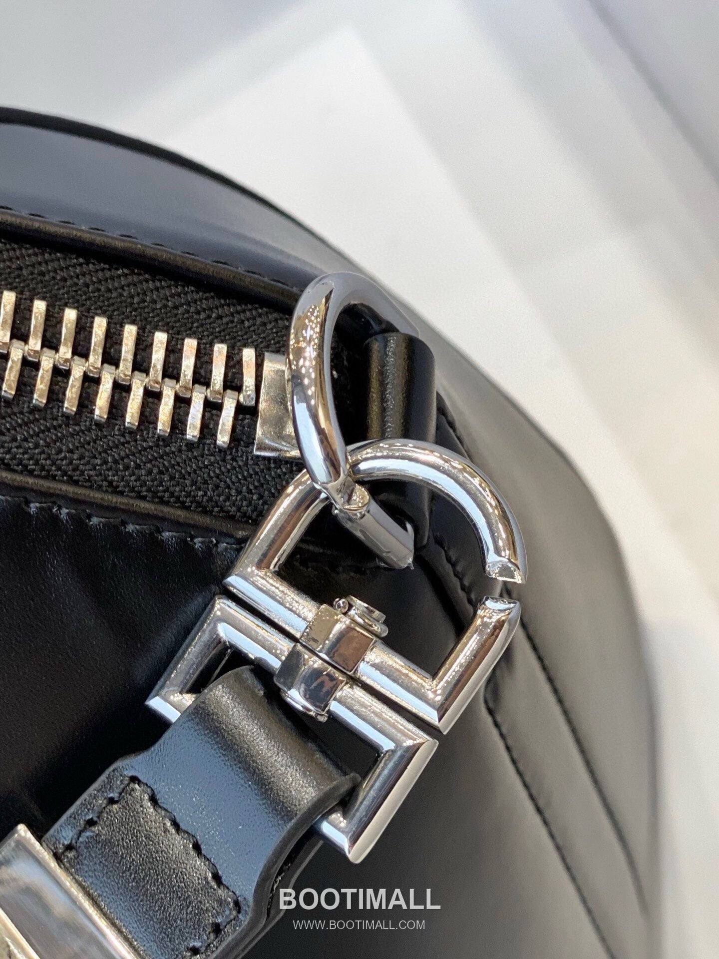 Givenchy Antigona Calfskin Top Handle Tote Bag with Zip Closure and Logo Detail 지방시 안티고나 카프스킨 탑핸들 토트백 지퍼 클로저 로고 디테일 9981 33cm 6