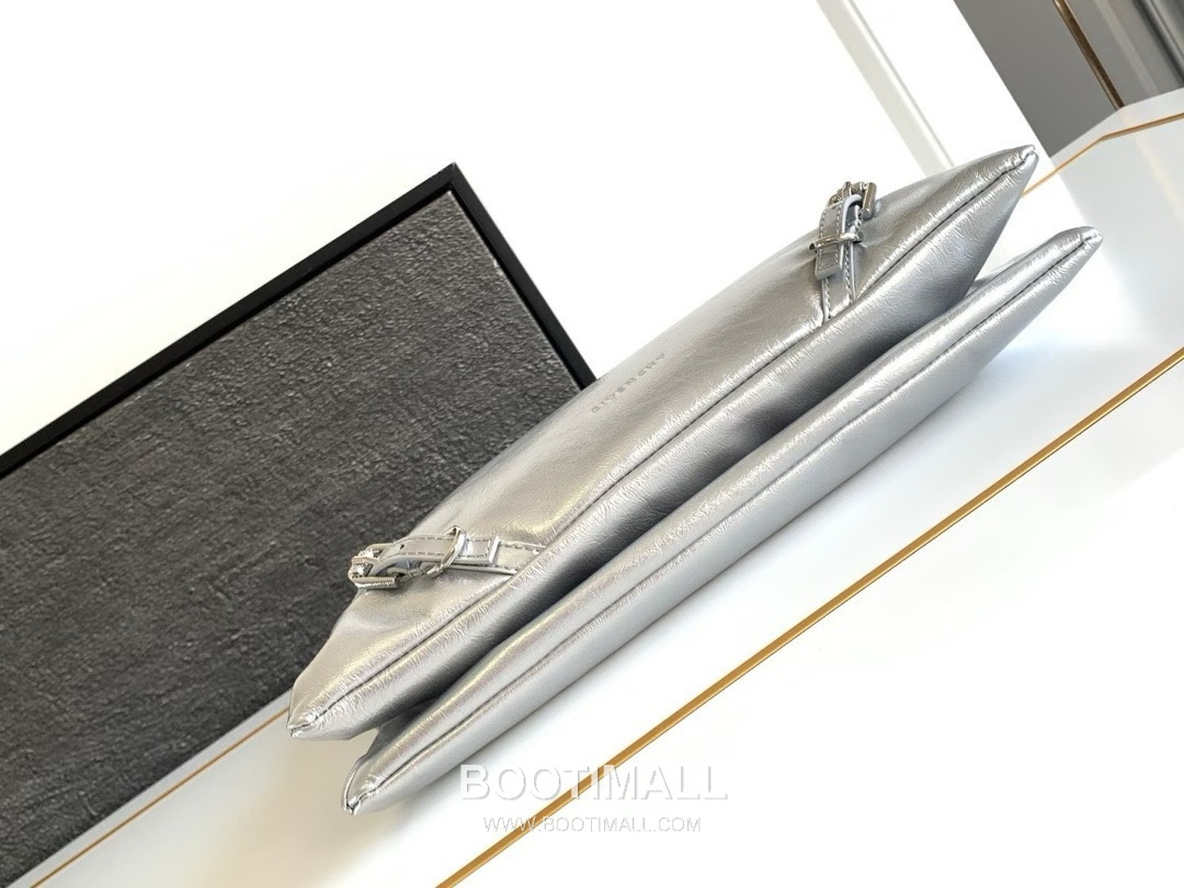 Givenchy Voyou Calfskin Hobo Shoulder Bag with Soft Pillow Structure and Strap Detail 지방시 보유 카프스킨 호보 숄더백 소프트 필로우 구조 스트랩 디테일 32cm 4