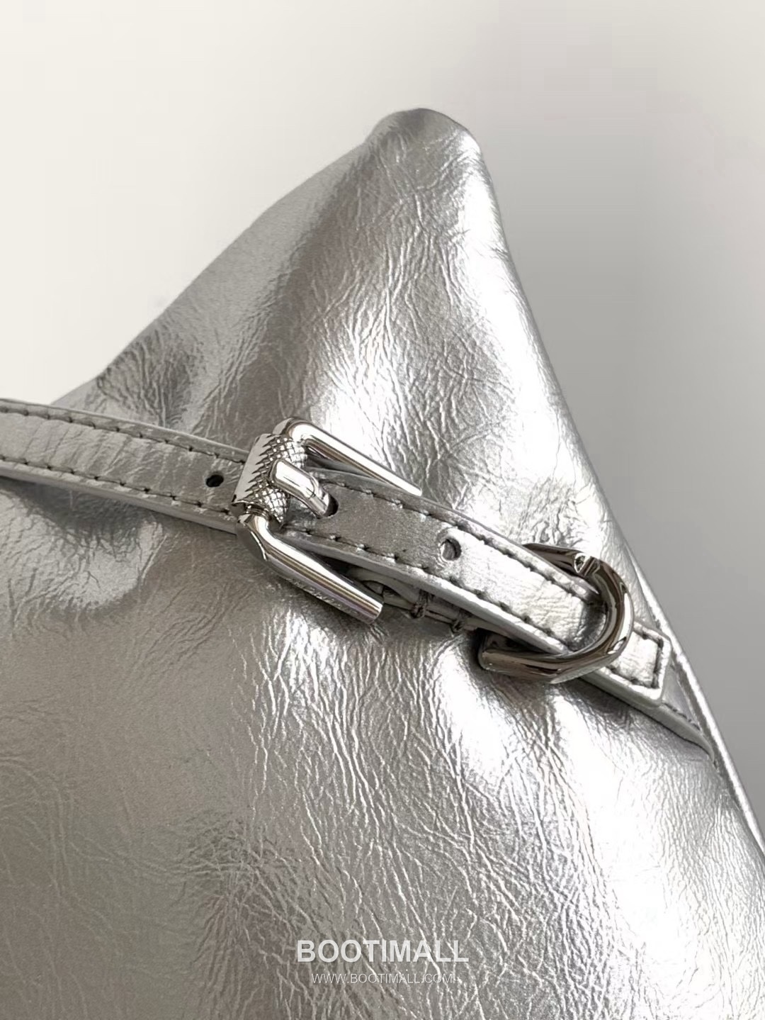 Givenchy Voyou Calfskin Hobo Shoulder Bag with Soft Pillow Structure and Strap Detail 지방시 보유 카프스킨 호보 숄더백 소프트 필로우 구조 스트랩 디테일 32cm 6