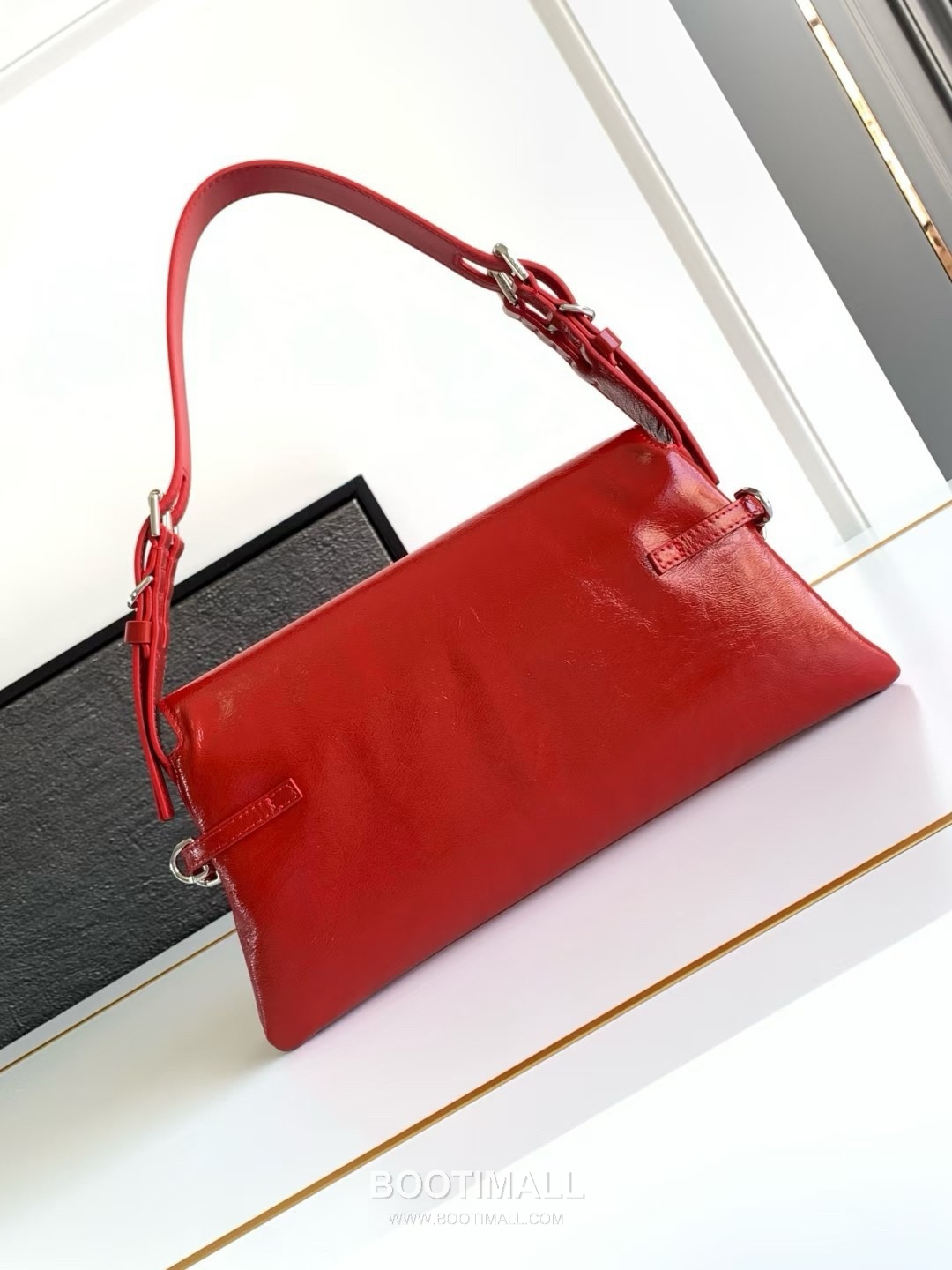 Givenchy Voyou Calfskin Hobo Shoulder Bag with Soft Pillow Structure and Strap Detail 지방시 보유 카프스킨 호보 숄더백 소프트 필로우 구조 스트랩 디테일 32cm 3