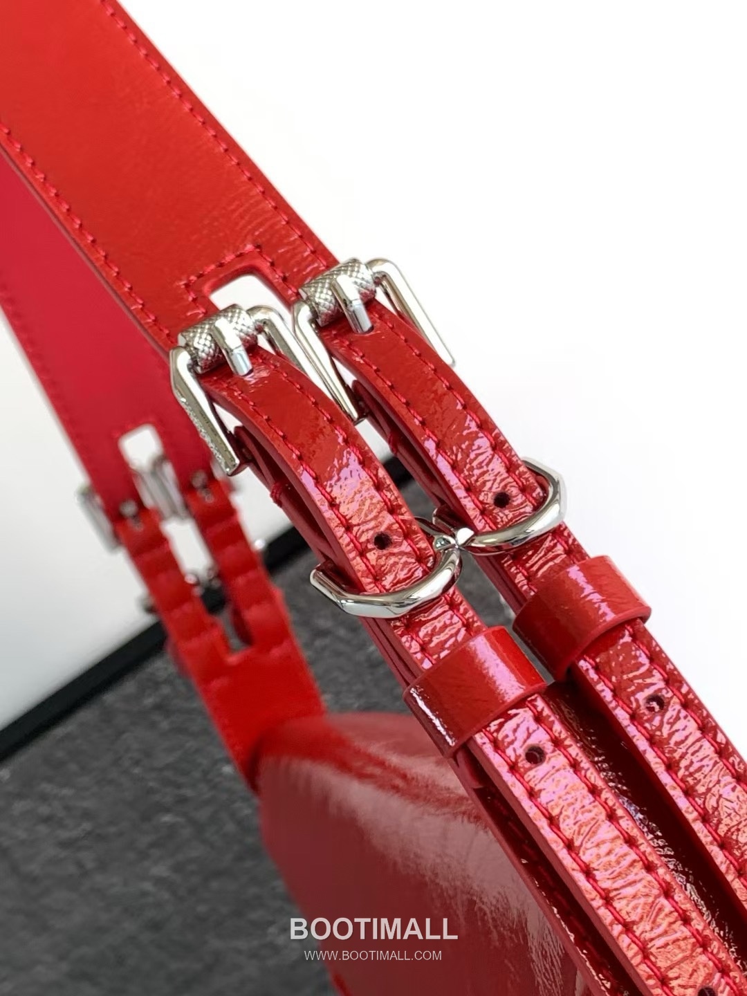 Givenchy Voyou Calfskin Hobo Shoulder Bag with Soft Pillow Structure and Strap Detail 지방시 보유 카프스킨 호보 숄더백 소프트 필로우 구조 스트랩 디테일 32cm 6