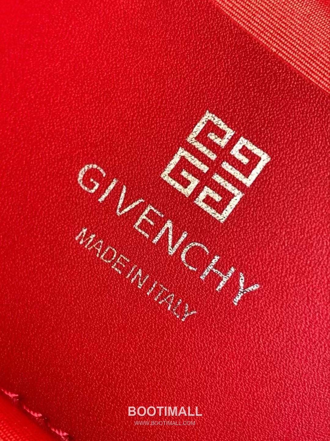 Givenchy Voyou Calfskin Hobo Shoulder Bag with Soft Pillow Structure and Strap Detail 지방시 보유 카프스킨 호보 숄더백 소프트 필로우 구조 스트랩 디테일 32cm 9