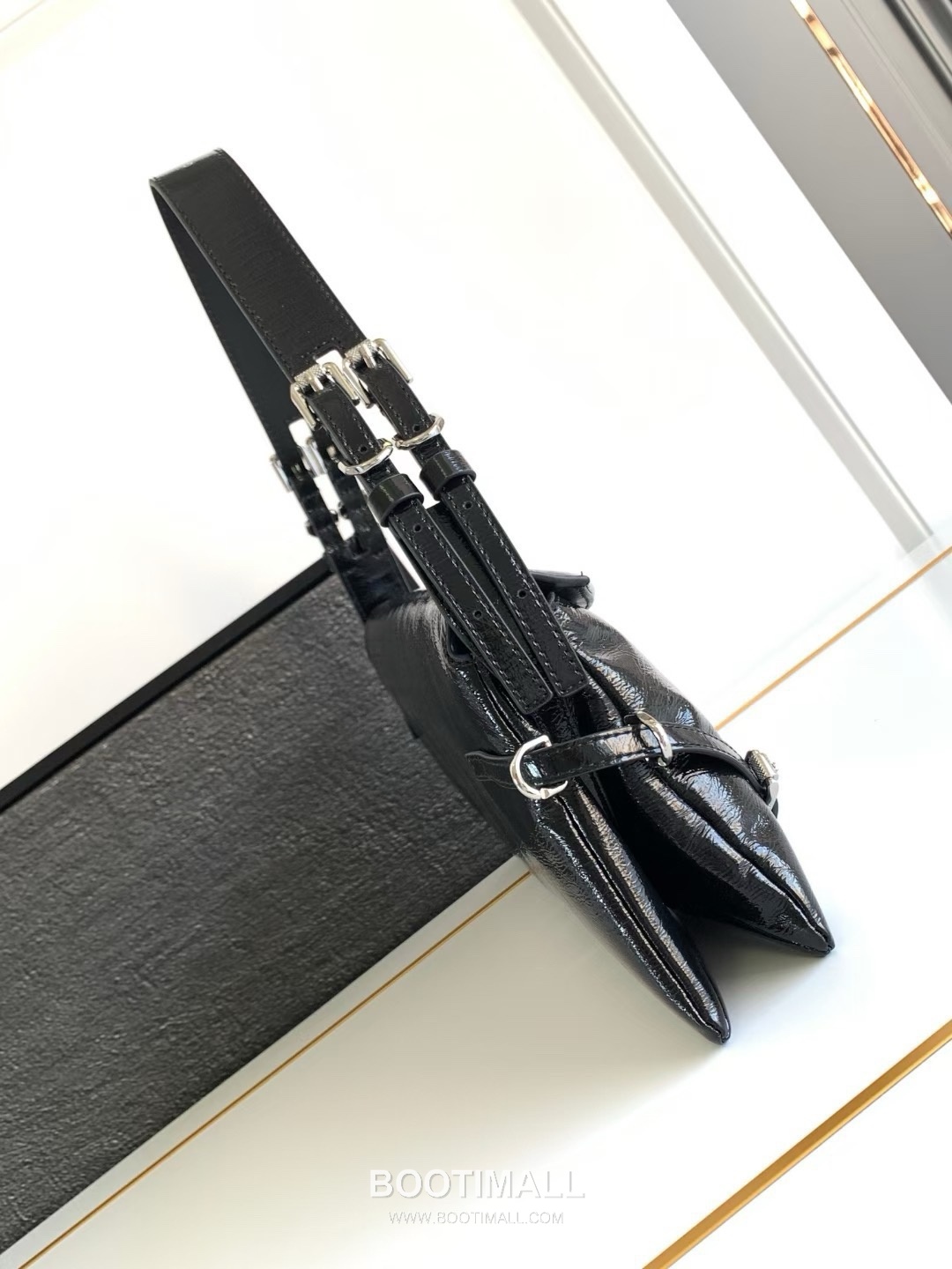 Givenchy Voyou Calfskin Hobo Shoulder Bag with Soft Pillow Structure and Strap Detail 지방시 보유 카프스킨 호보 숄더백 소프트 필로우 구조 스트랩 디테일 32cm 2