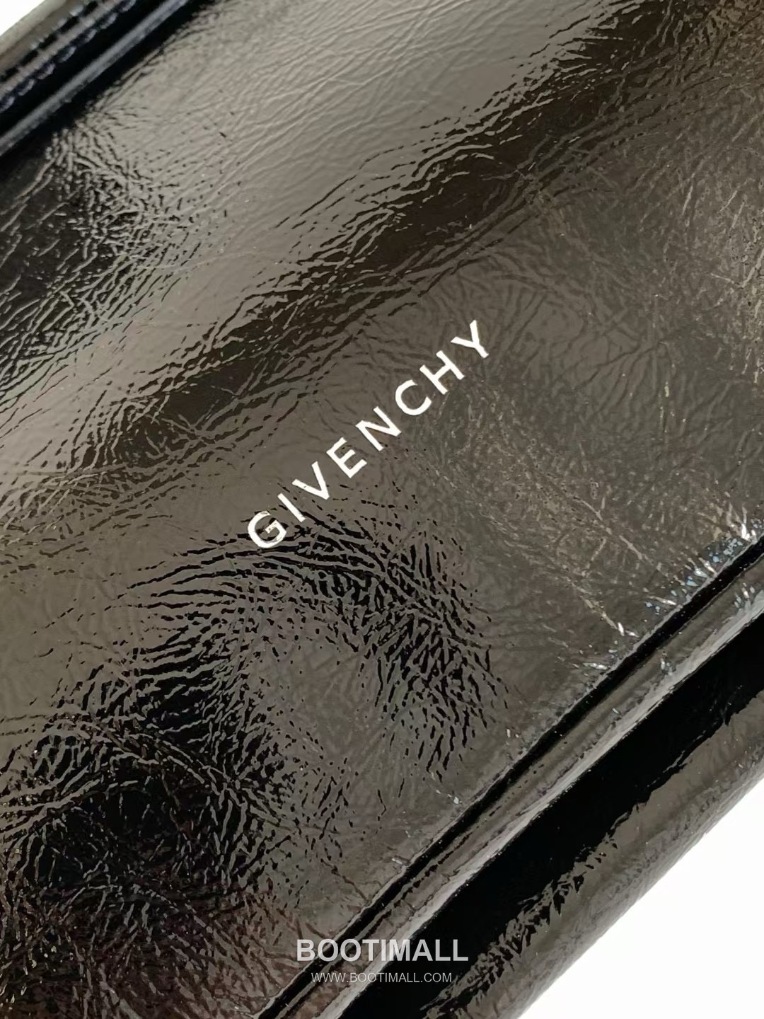 Givenchy Voyou Calfskin Hobo Shoulder Bag with Soft Pillow Structure and Strap Detail 지방시 보유 카프스킨 호보 숄더백 소프트 필로우 구조 스트랩 디테일 32cm 9