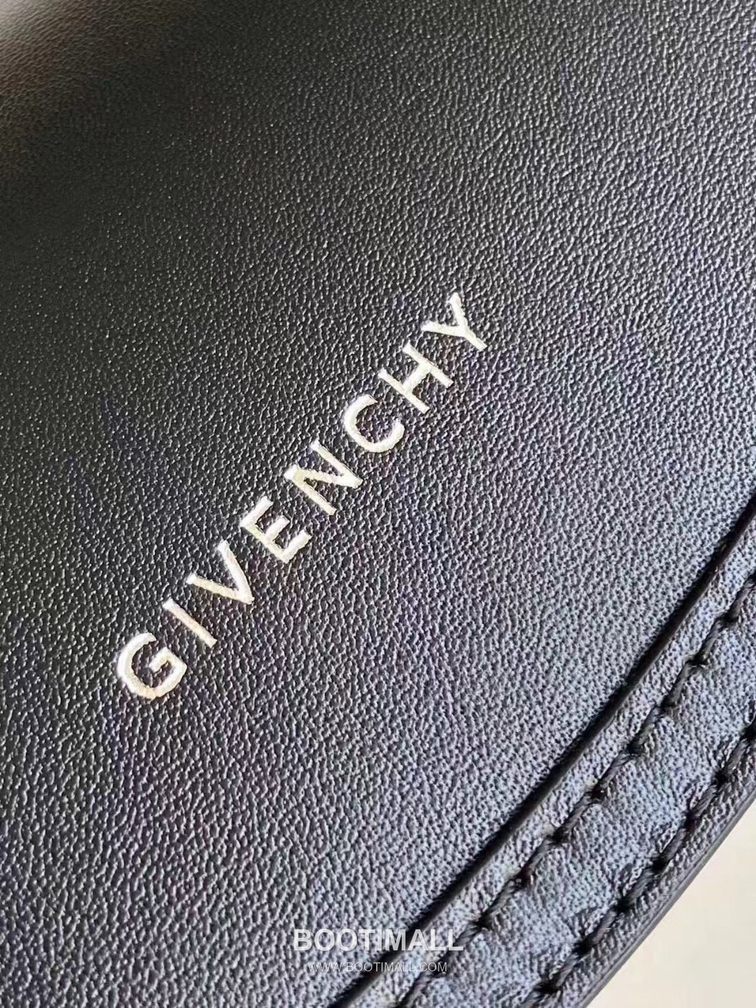 Givenchy Voyou Roller Calfskin Cylinder Crossbody Bag with Strap Detail 지방시 보유 롤러 카프스킨 실린더 크로스바디 백 스트랩 디테일 19052 25cm 3